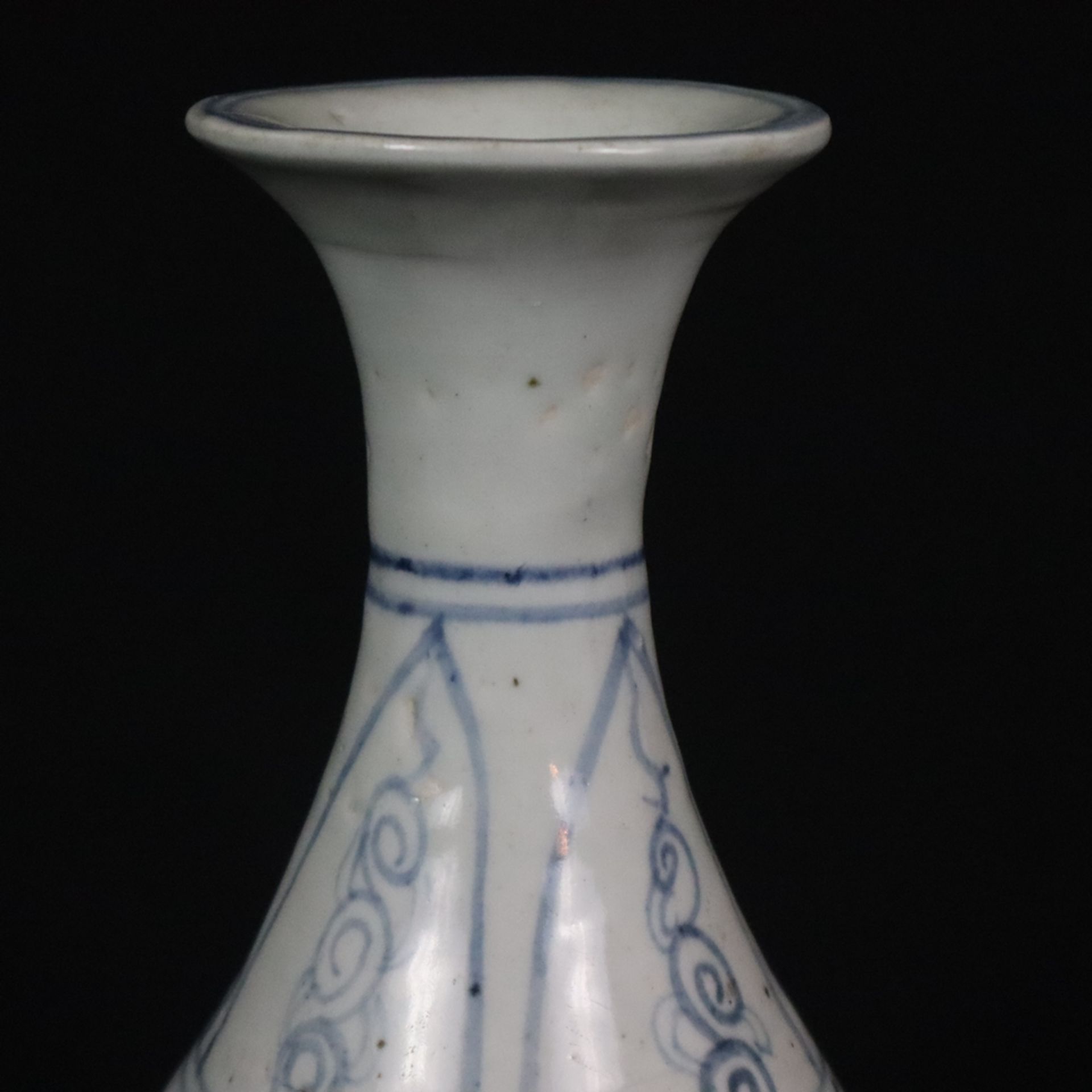 Flaschenvase - China, vom Typ „Yuhuchun“, Porzellanvase mit birnenförmigem Körper, dekoriert mit Lo - Bild 3 aus 9