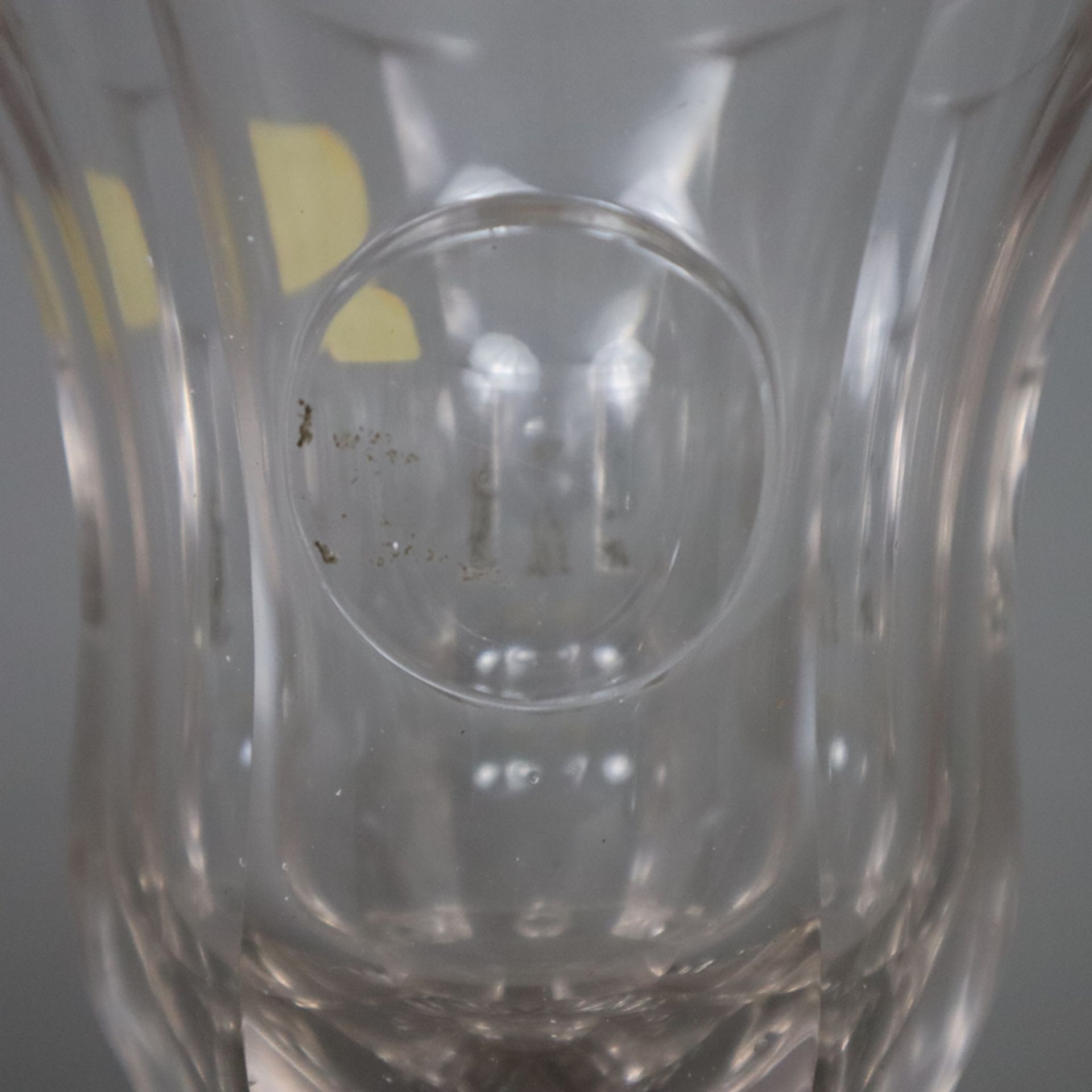Großes Kelchglas - 19. Jh., wohl Böhmen, dickwandiges Klarglas, über gezacktem Fuß facettierter Sch - Bild 3 aus 7