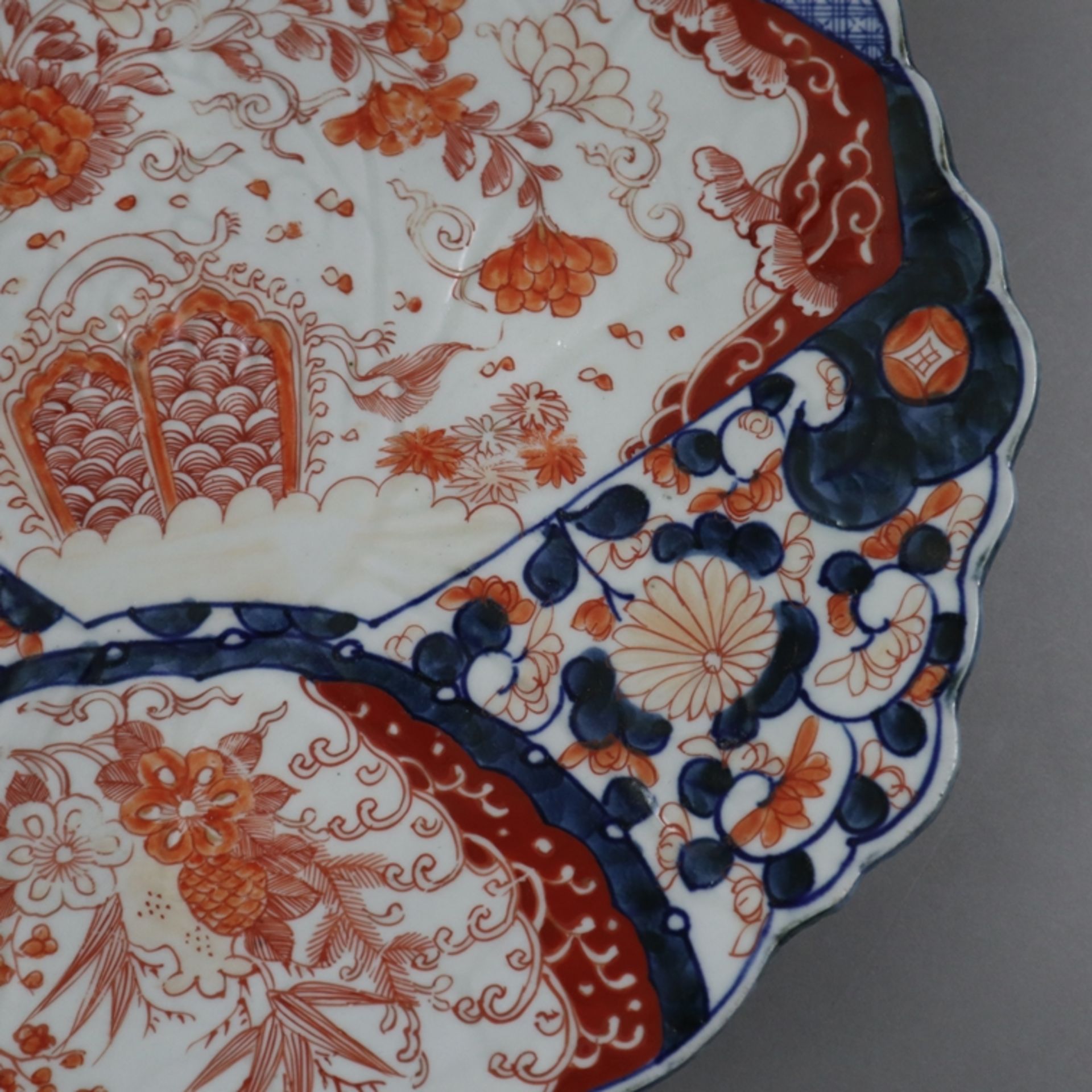 Imari-Porzellanplatte - Japan, ca. Meiji-Periode, ovale, unregelmäßig passige Form mit gerippter Wa - Bild 5 aus 8