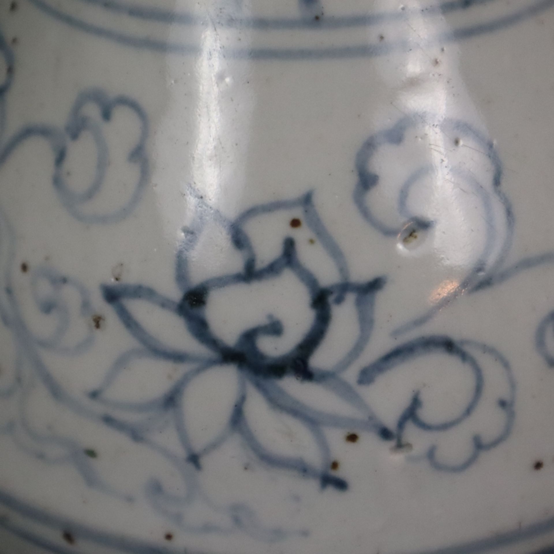 Flaschenvase - China, vom Typ „Yuhuchun“, Porzellanvase mit birnenförmigem Körper, dekoriert mit Lo - Bild 6 aus 9