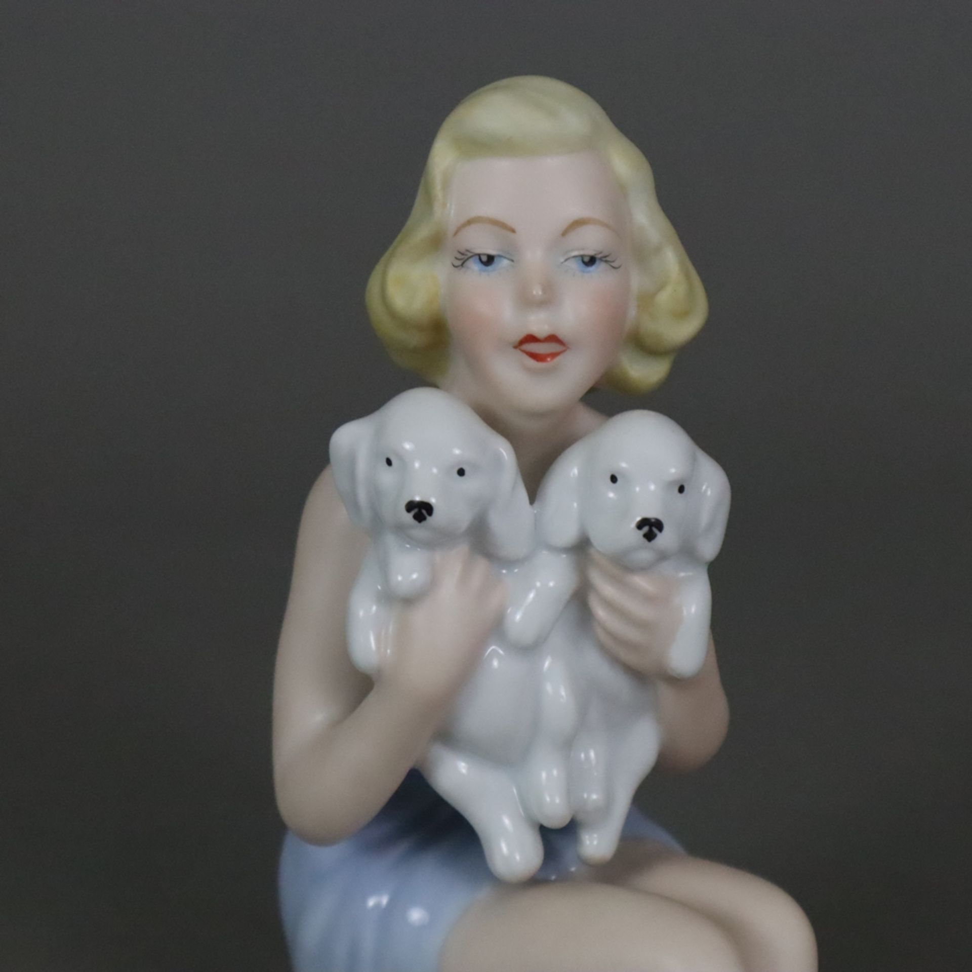 Porzellanfigur "Junge Frau mit zwei Welpen spielend" - Gerold Porzellan, Bavaria, 2. Hälfte 20. Jh. - Bild 2 aus 7