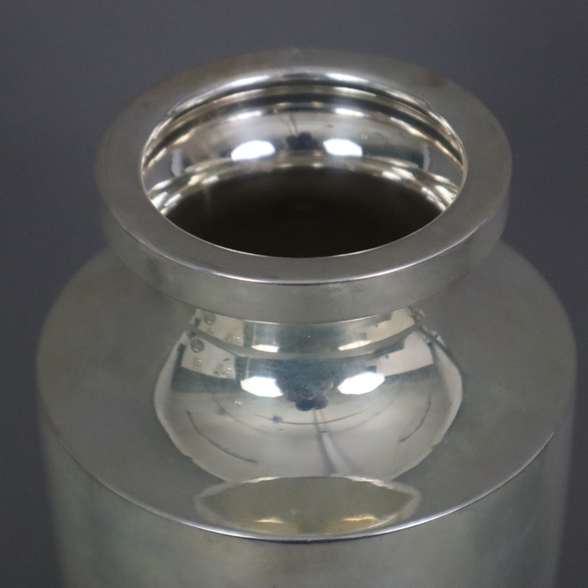 Silber-Vase - Japan, 20. Jh., Massivsilber, sich nach oben erweiternde Form mit kurzem Hals und aus - Bild 2 aus 9