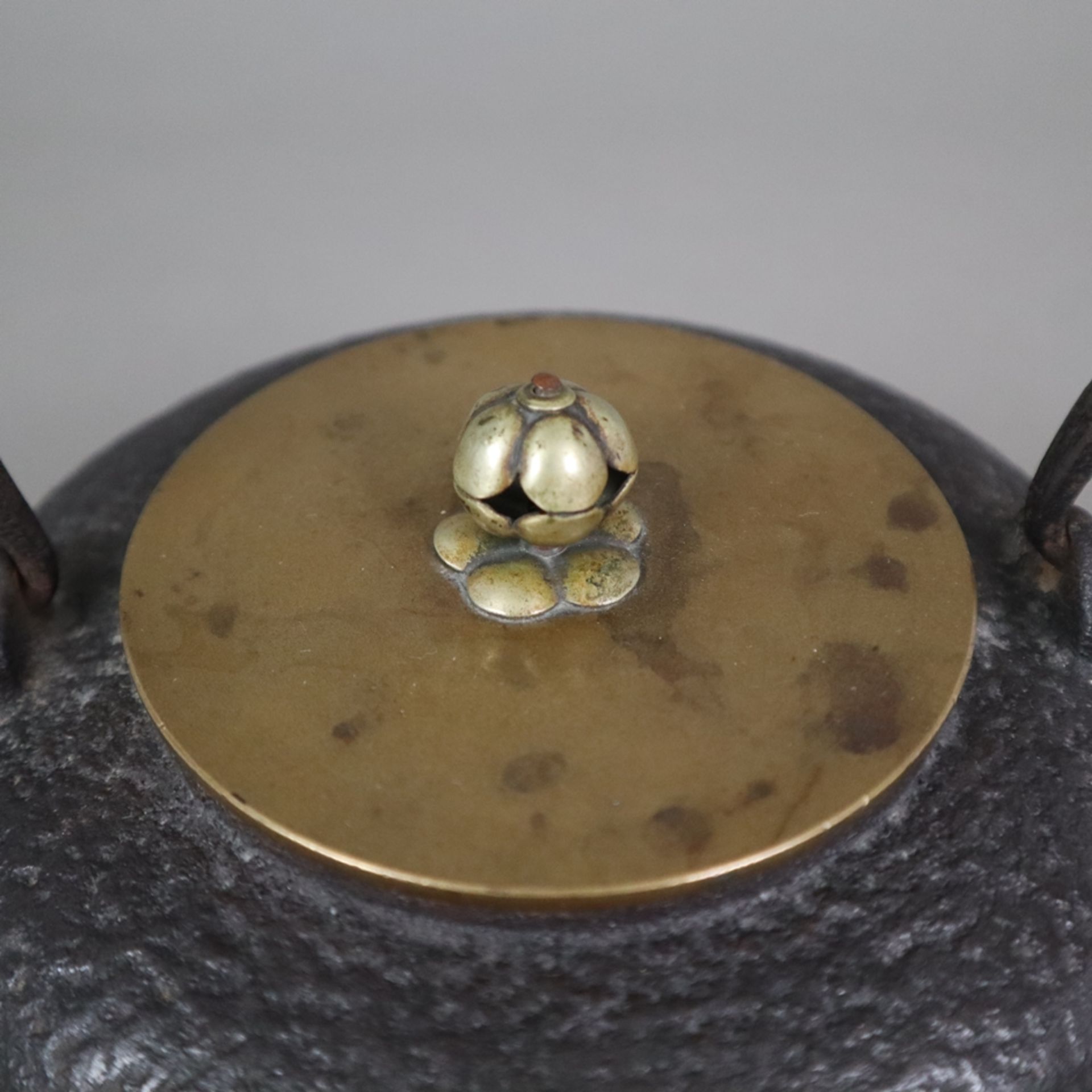 Zwei Tetsubin - Japan, 20.Jh., Gusseisen mit Deckel aus Bronzelegierung, florale Knäufe 1x leicht b - Bild 7 aus 11