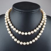 Perlenkette mit Goldschließe - längere Kette mit 88 Perlen von 7-8mm Dm., champagnerfarbene Perlen