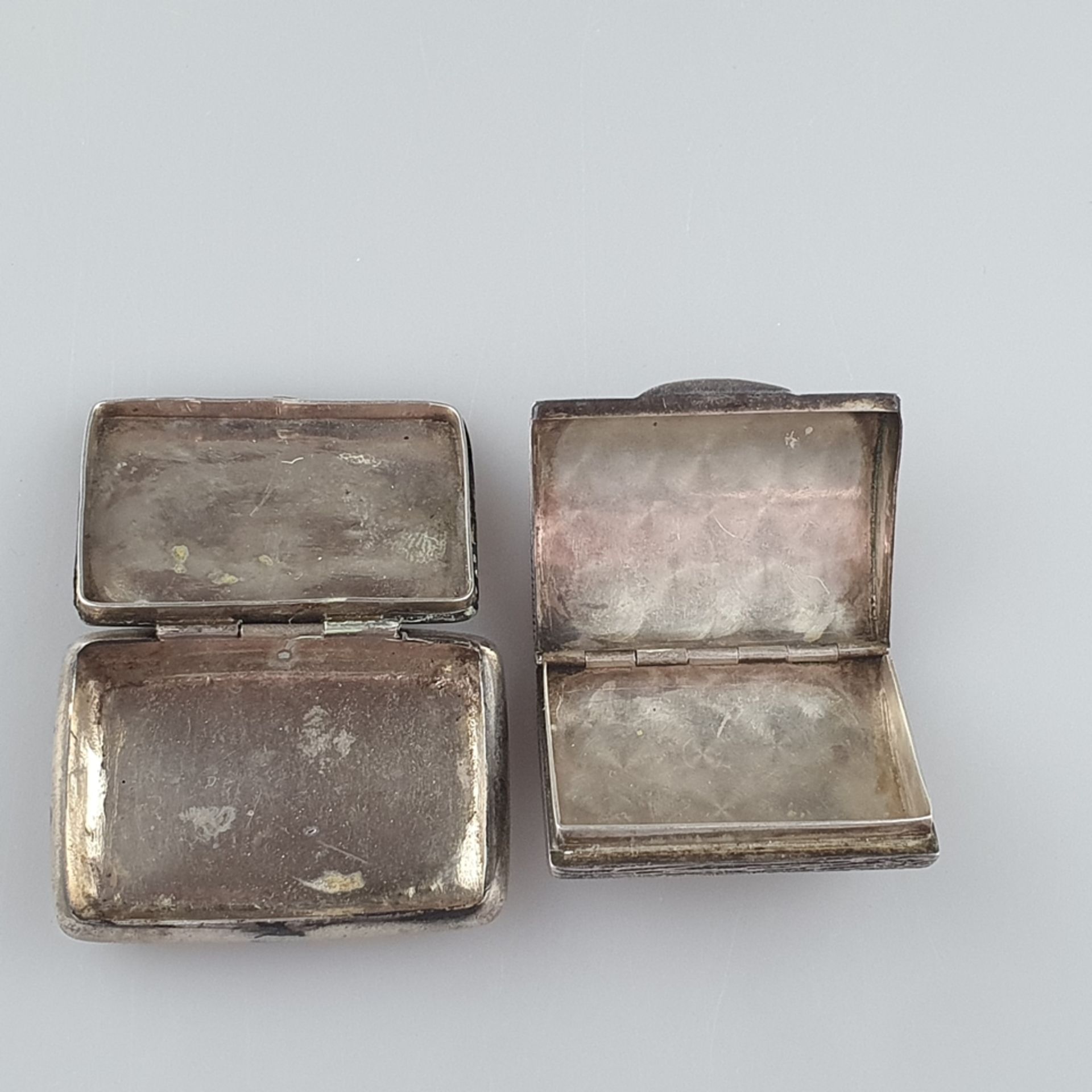 Zwei Pillendosen - Silber, jeweils mit Scharnierdeckel und Daumengriff, 1x mit Jugendstil-Relief, u - Bild 2 aus 5