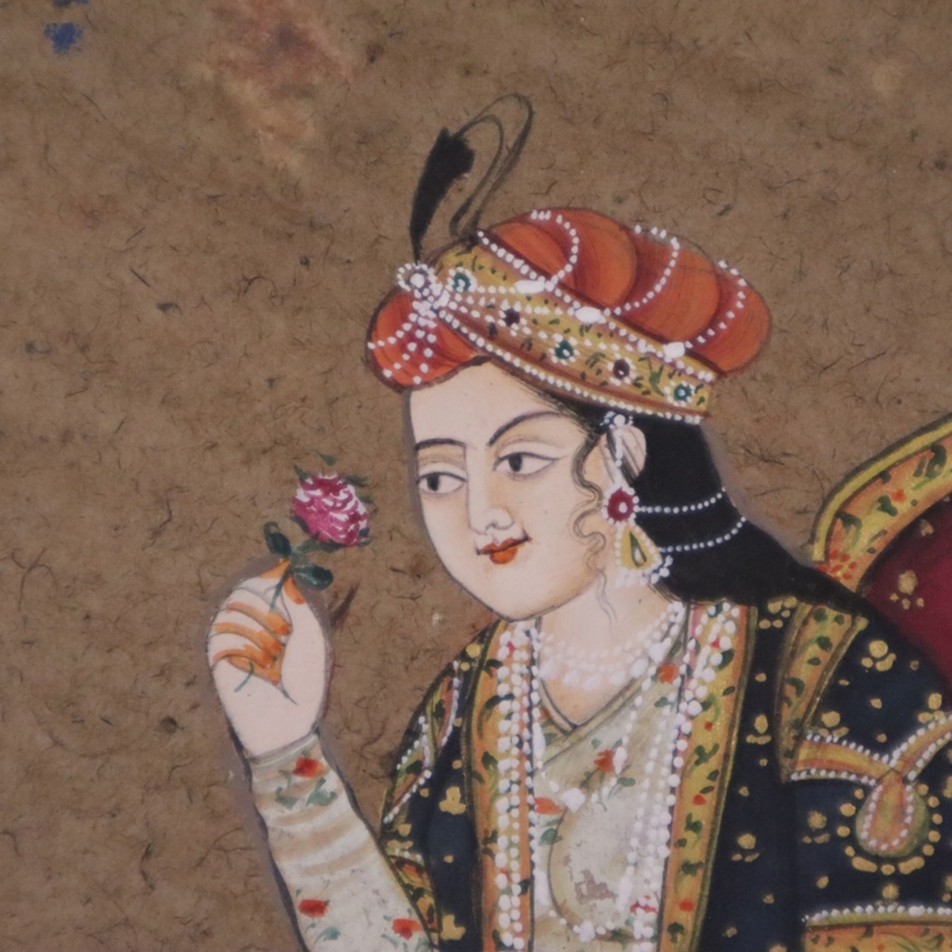 Indische Miniaturmalerei - Ganzfigur einer Mogul-Fürstin im Prunksessel sitzend mit Blume, Pigmentf - Bild 4 aus 5