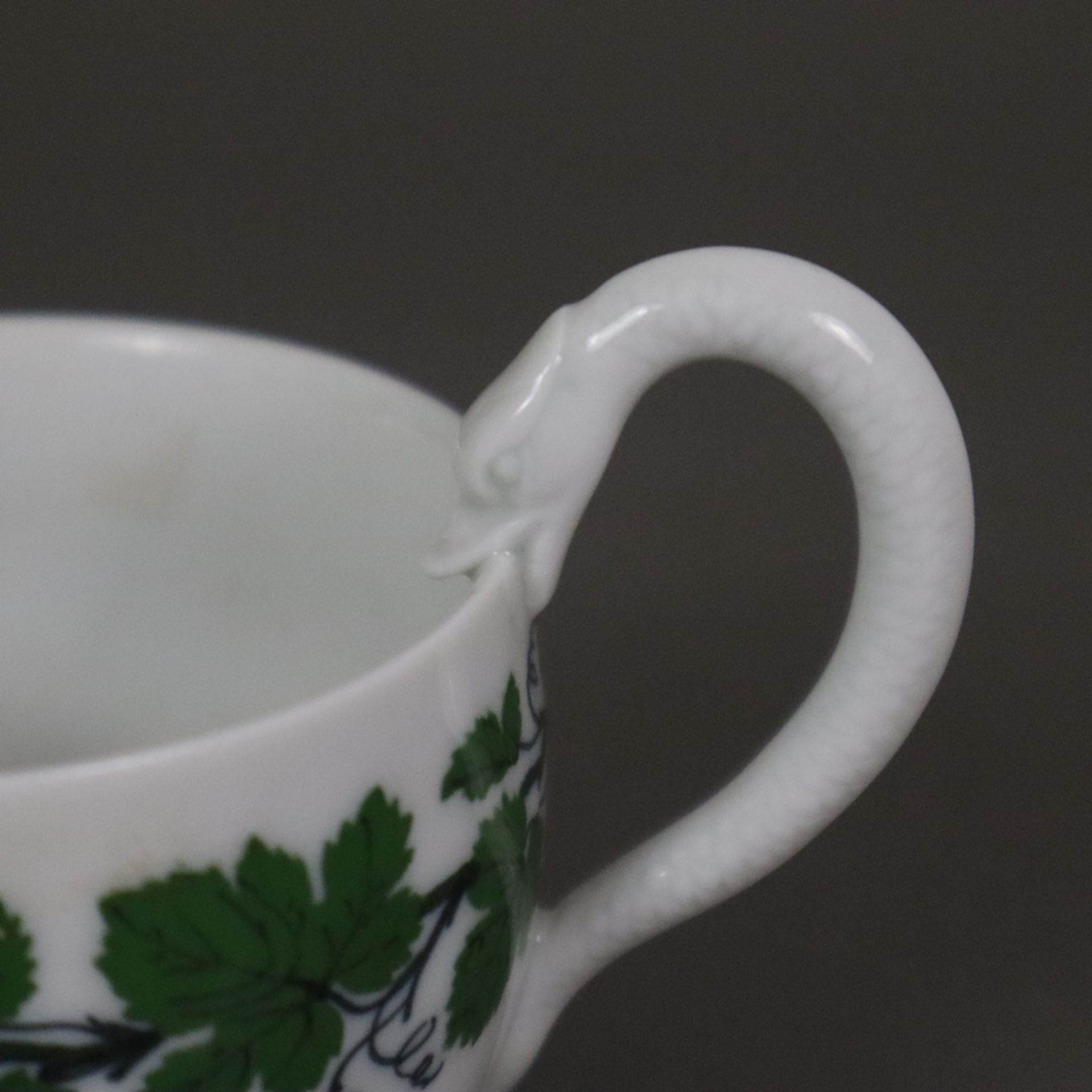 Kaffeegedeck - Meissen, 20. Jh., Porzellan, Empire-Form mit Schwanenhalshenkel, Weinlaubdekor in Gr - Bild 3 aus 7