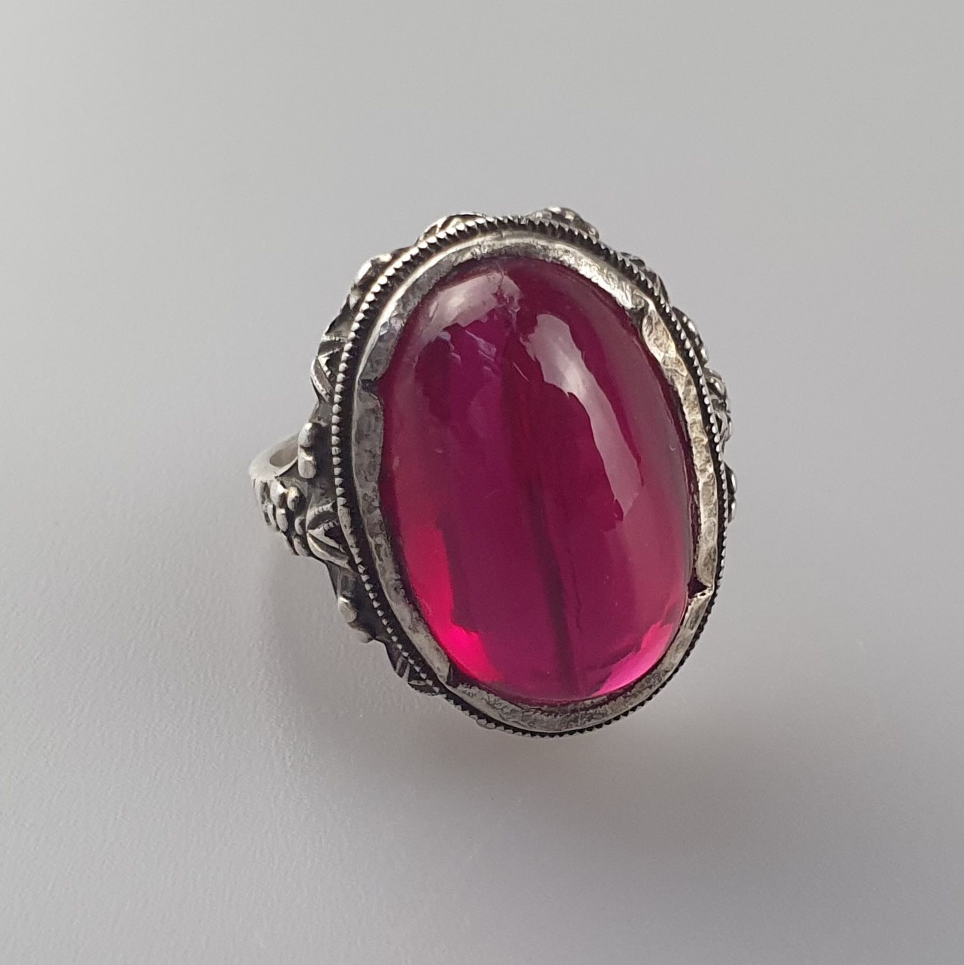 Silberring mit Rubin - mit ovalem poliertem Rubincabochon besetzt, Ringkopf ca.18 x 12 mm, Dm. Ring - Bild 2 aus 6