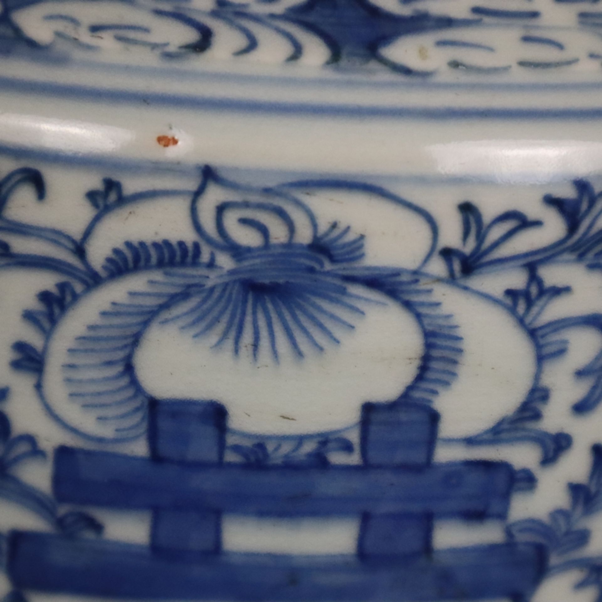 Blau-weiße Bodenvase - China, späte Qing-Dynastie, Tongzhi 1862-1875, sog. „Hochzeitsvase“, auf der - Bild 11 aus 14