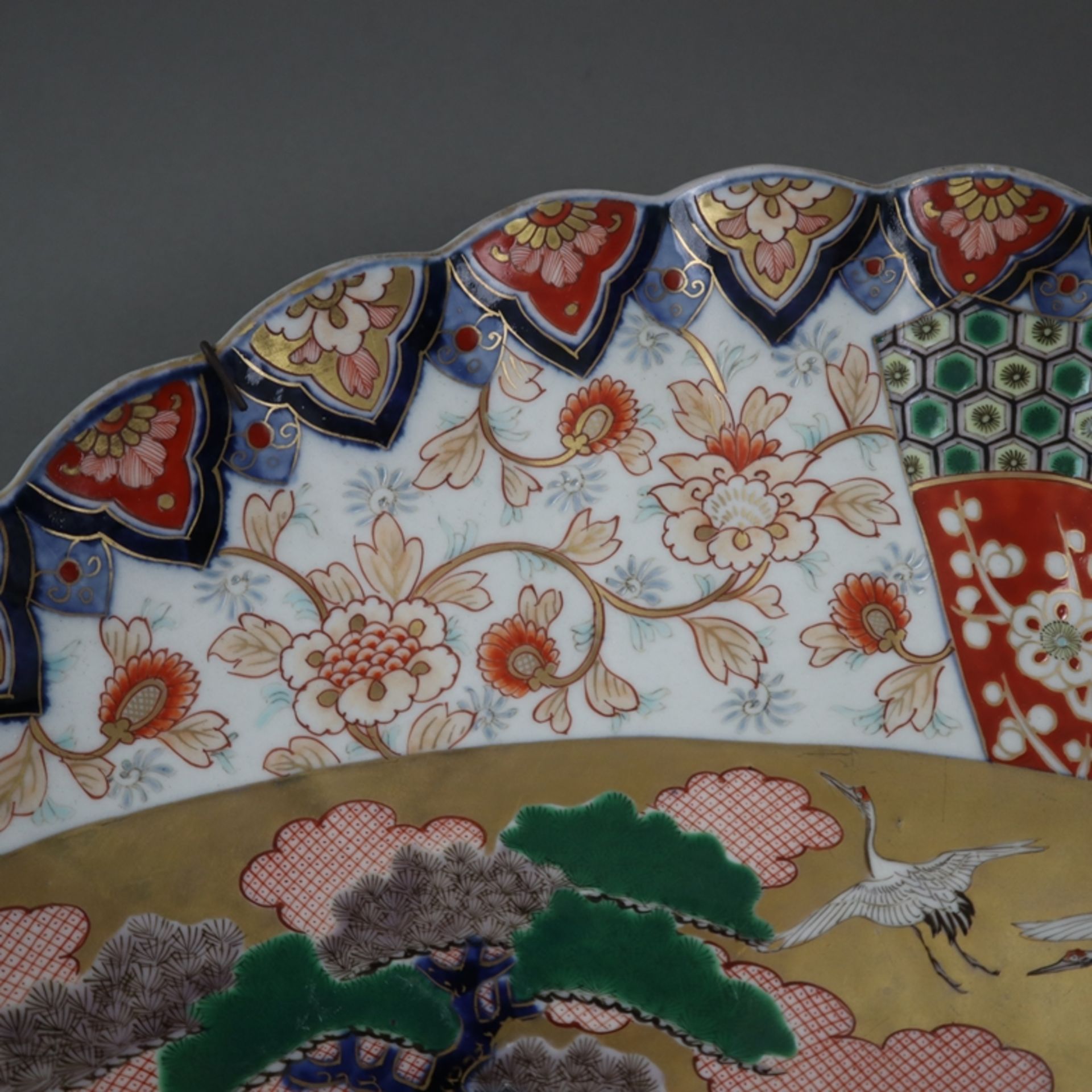 Große Imari-Platte - Japan, Meiji-/ Taishō-Zeit, Porzellan, leicht vertiefte Form mit gefächerter F - Bild 7 aus 9