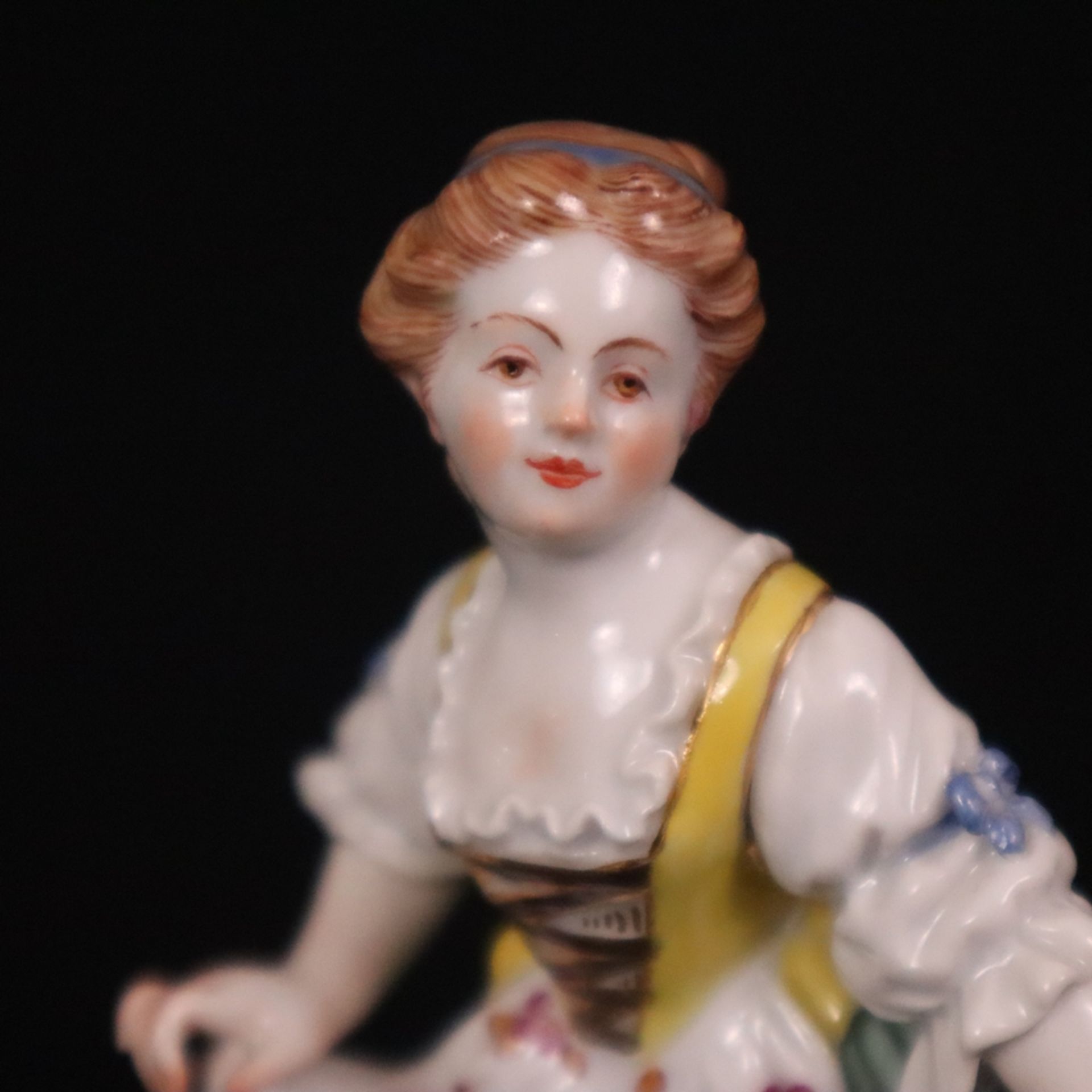 Porzellanfigur "Gärtnerin mit Trauben" - Meissen, 20. Jh., Porzellan, polychrome Bemalung, Goldstaf - Bild 2 aus 8