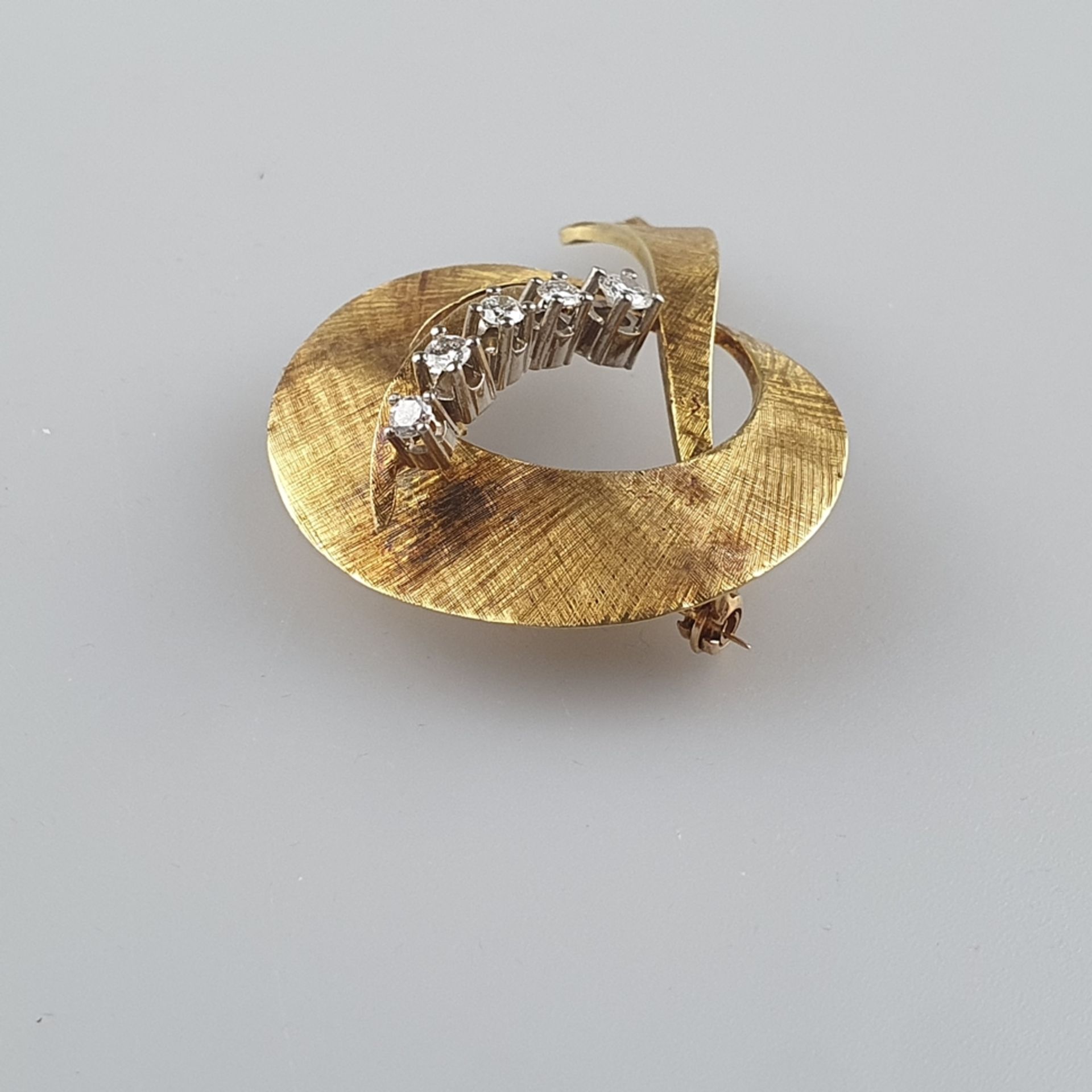 Diamantbrosche - Gelbgold 750/000 (18 K), Besatz mit fünf Diamanten im Brillantschliff von zusammen - Bild 4 aus 5