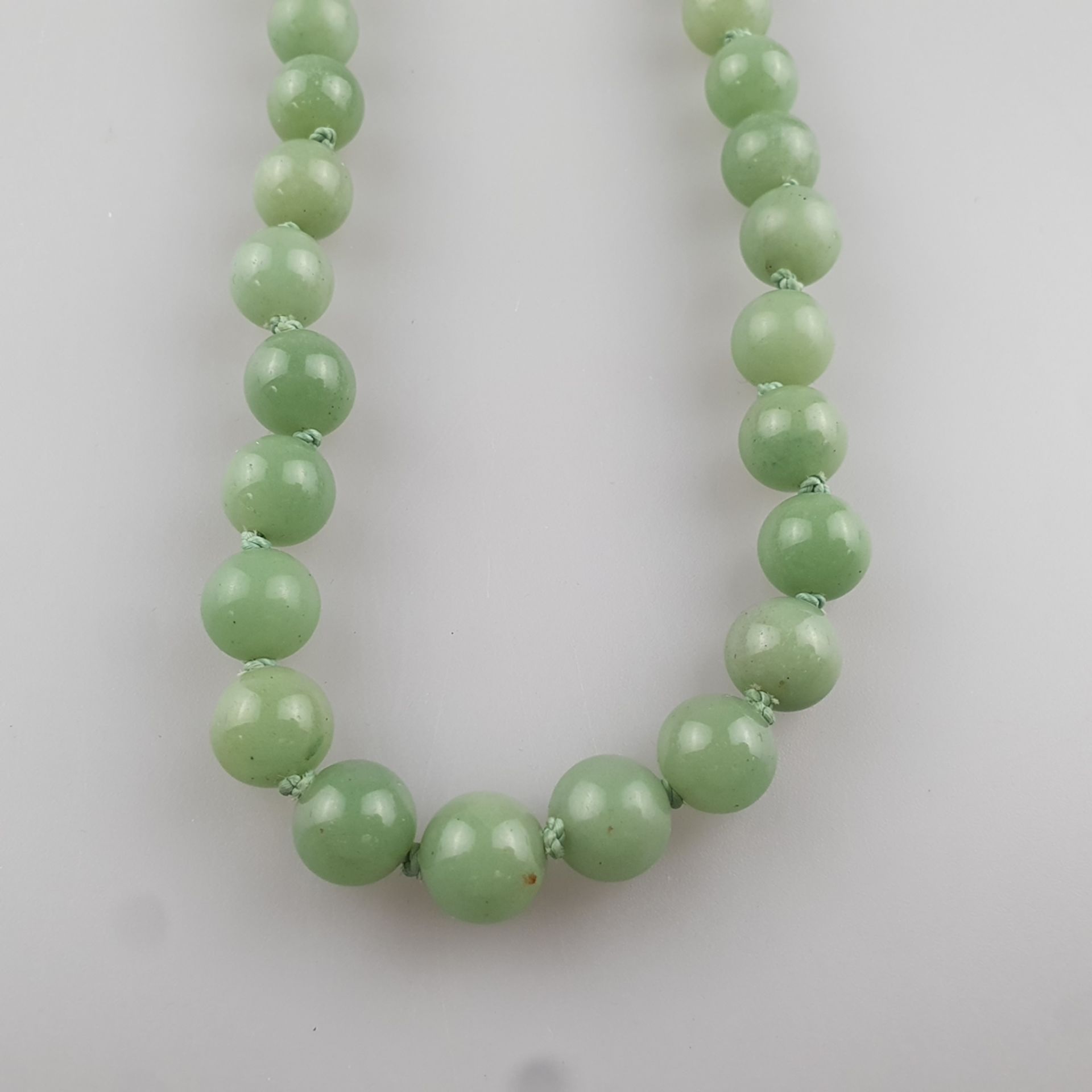 Jadekette - China, Kette aus 49 fein polierten grünen Jadeperlen (Dm.ca.11mm), Einzelknotung, Silbe - Bild 4 aus 5