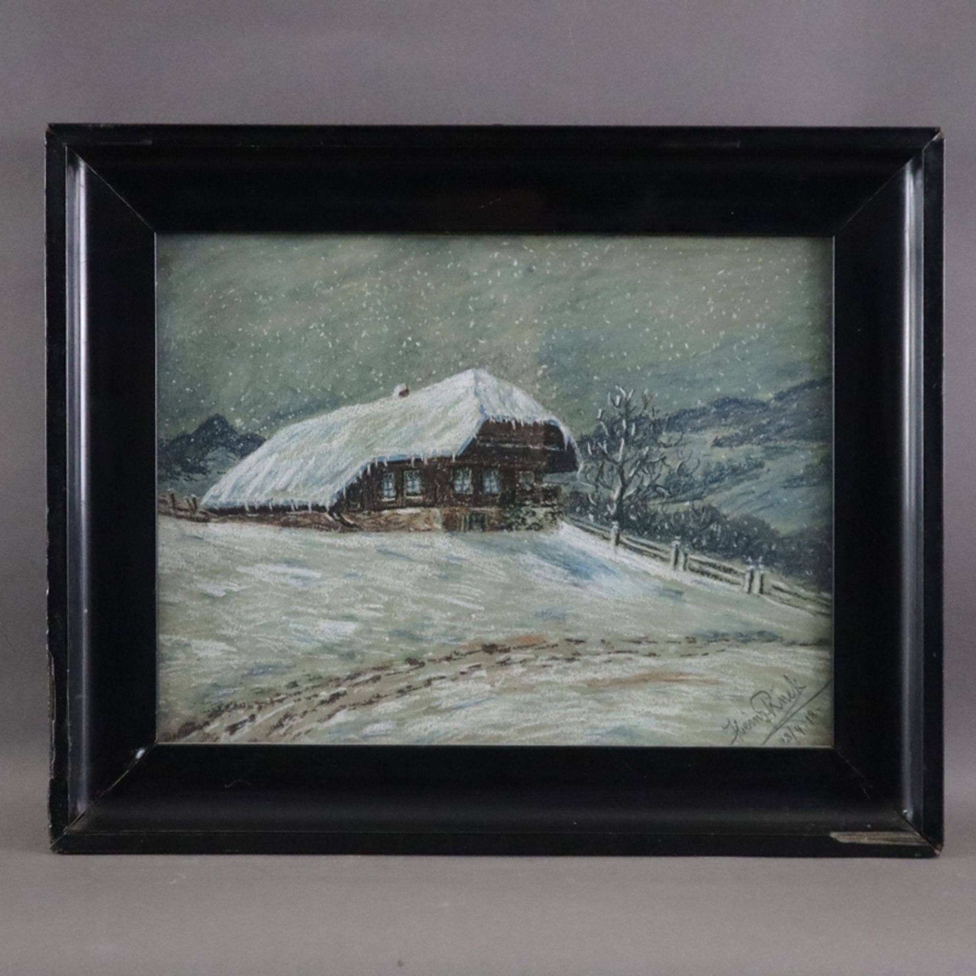 Rück, Heinz (Anfang 20. Jh.) - Verschneite Hütte in Winterlandschaft, Pastellkreide auf Papier, unt - Bild 2 aus 7