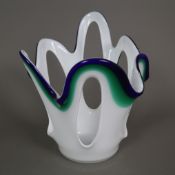 Durchbrochene Fazzoletto-Vase - wohl Eisch, 1970/80er Jahre, farbloses Glas mit opalweißem Unterfan