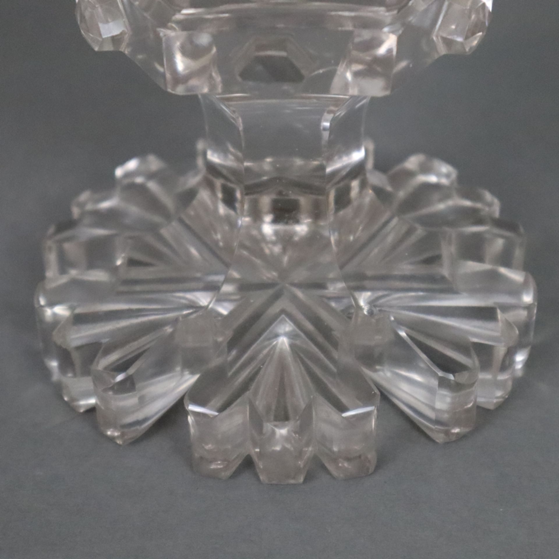 Großes Kelchglas - 19. Jh., wohl Böhmen, dickwandiges Klarglas, über gezacktem Fuß facettierter Sch - Bild 5 aus 7