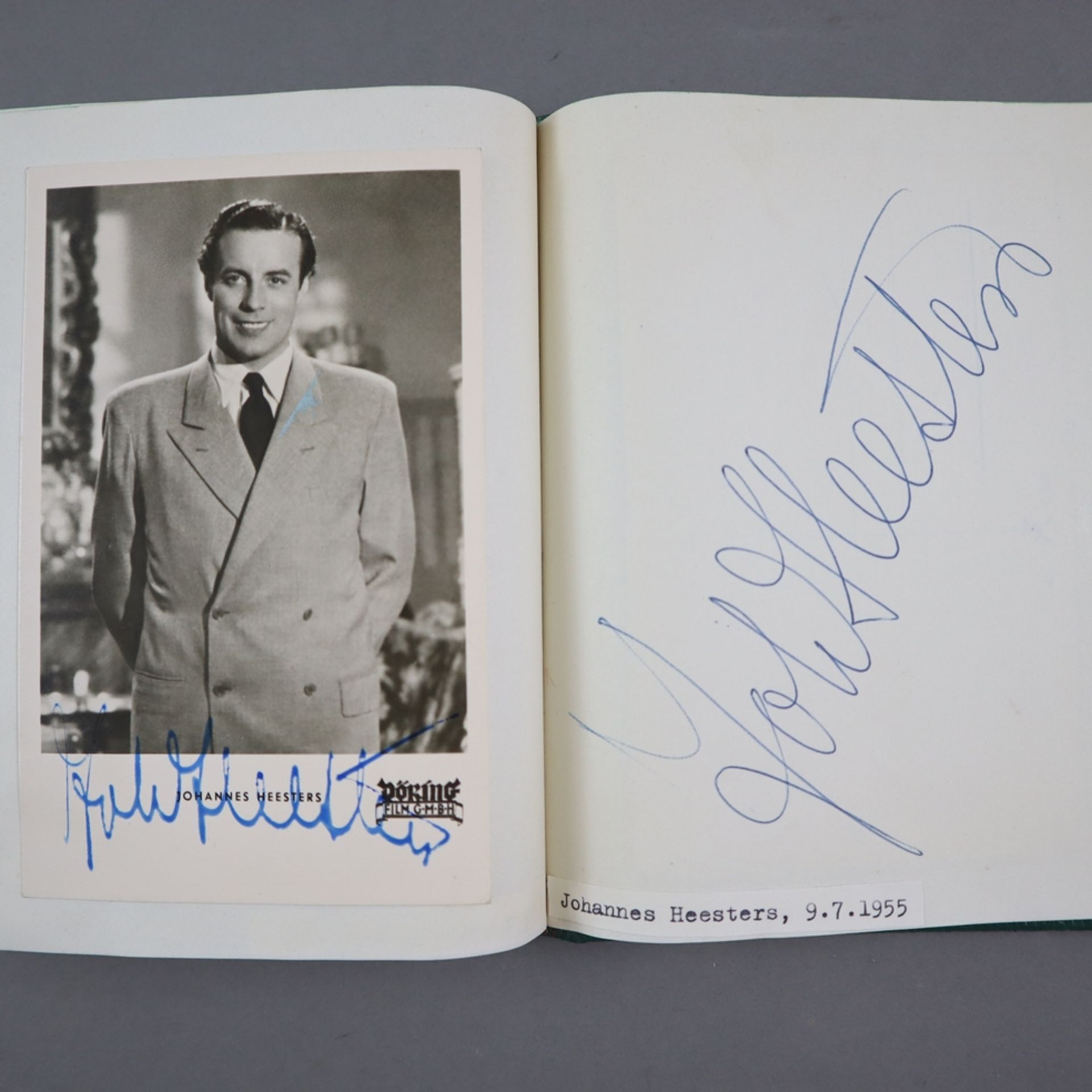Zwei Autogramm-Alben aus den Jahren 1955 und 1956 & Karton mit unzähligen Fotos von bekannten Persö - Bild 8 aus 9