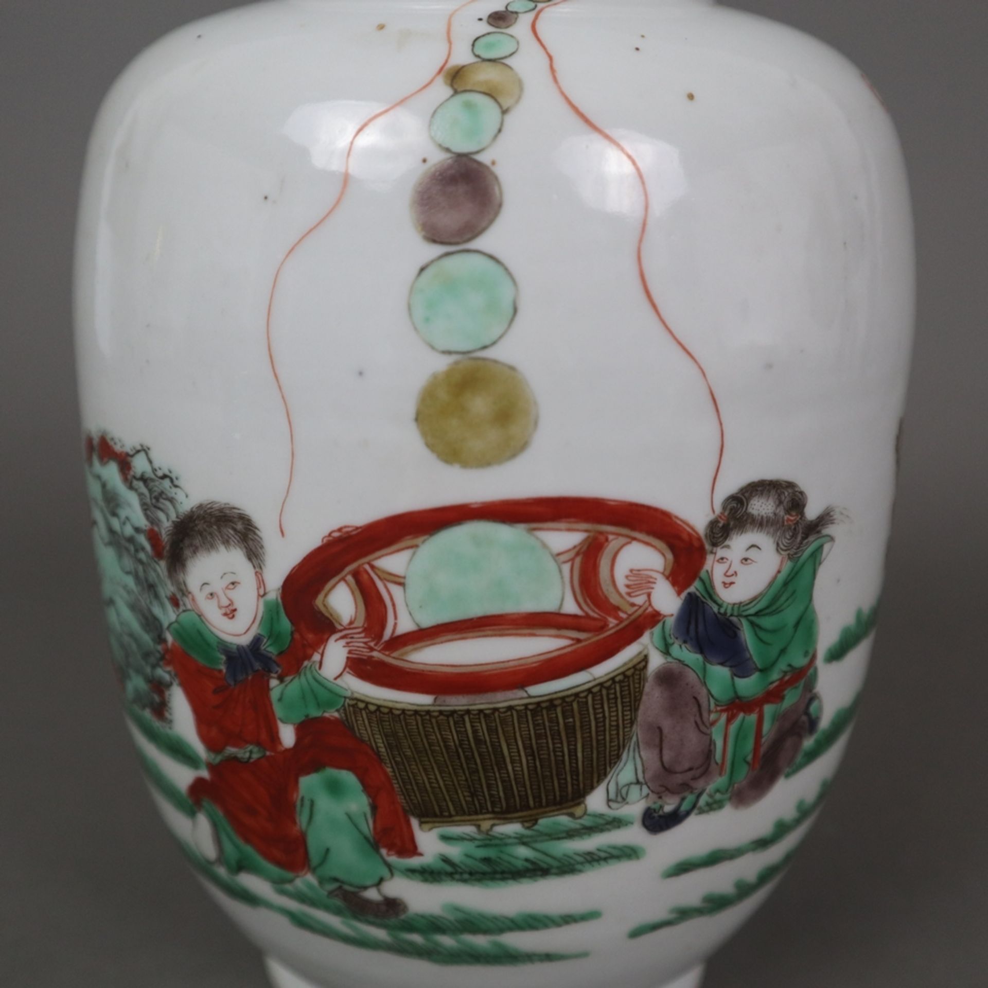 Famille-Verte Schultertopf - China, späte Qing-Dynastie, 19.Jh., Porzellan mit feiner polychromer M - Bild 6 aus 10