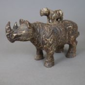 Figürliches Räuchergefäß - China, Steingefäß in Form eines stehenden Nashorns mit Jungtier auf dem 