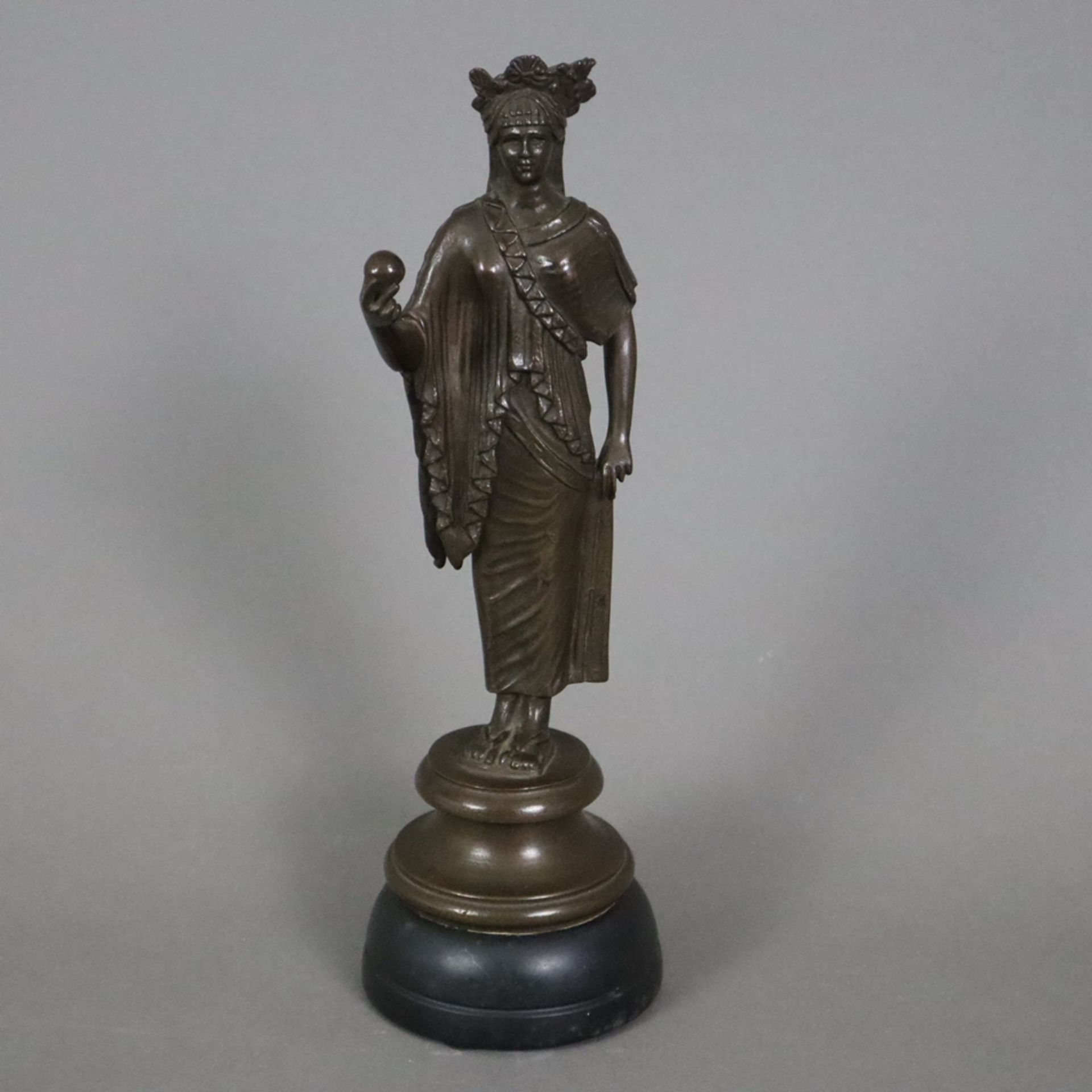 Figurine einer antiken Priesterin - Bronze, braun patiniert, antikisierende Frauenfigur mit Diadem,