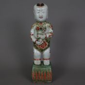 Knabenfigur "Hôhô Boy" - China, Qing Dynastie, Porzellan, polychrome Bemalung in den Farben der Fam