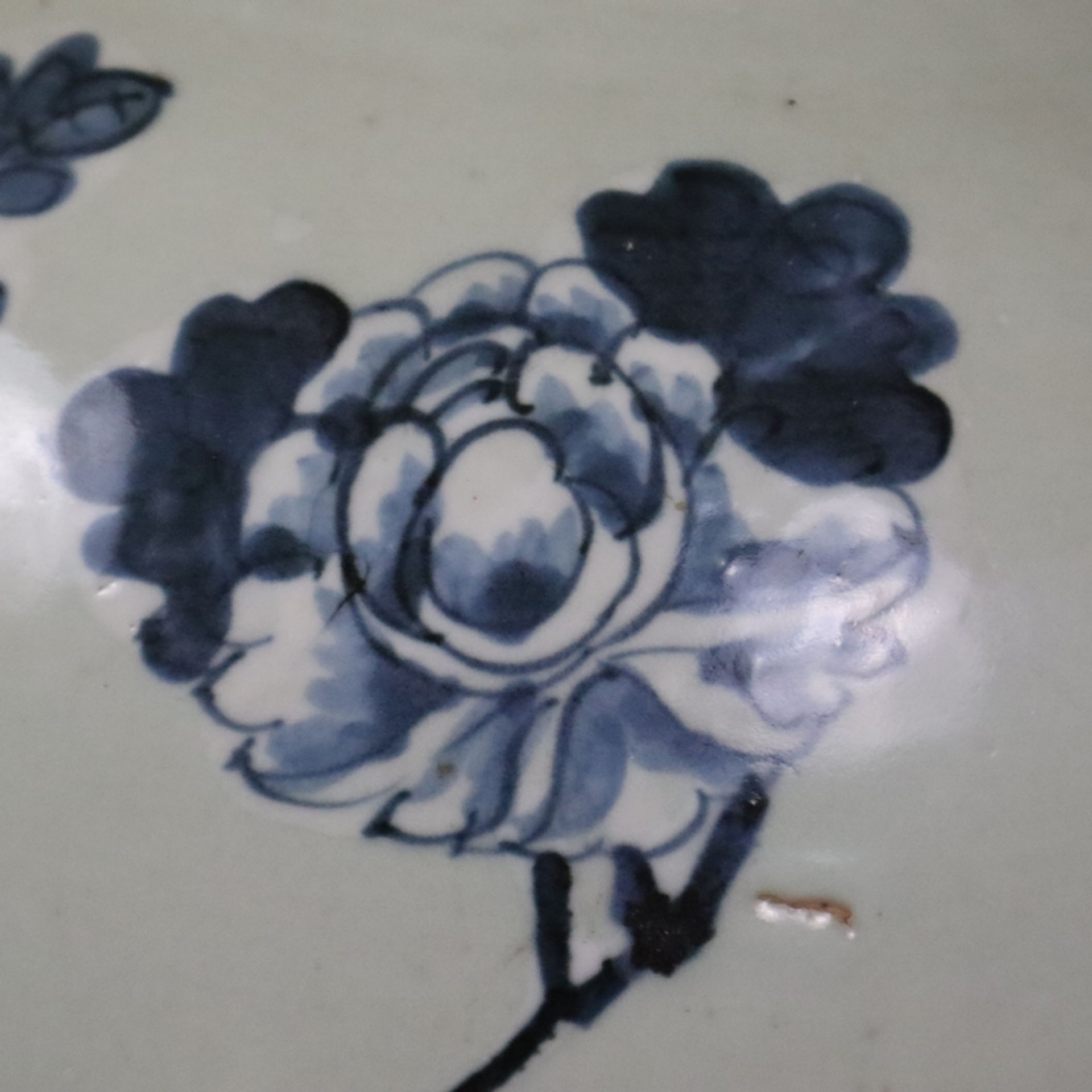 Schultervase mit Deckel - China um 1900, Porzellan, sehr helle Seladonglasur, schauseitig Floralmot - Bild 9 aus 11