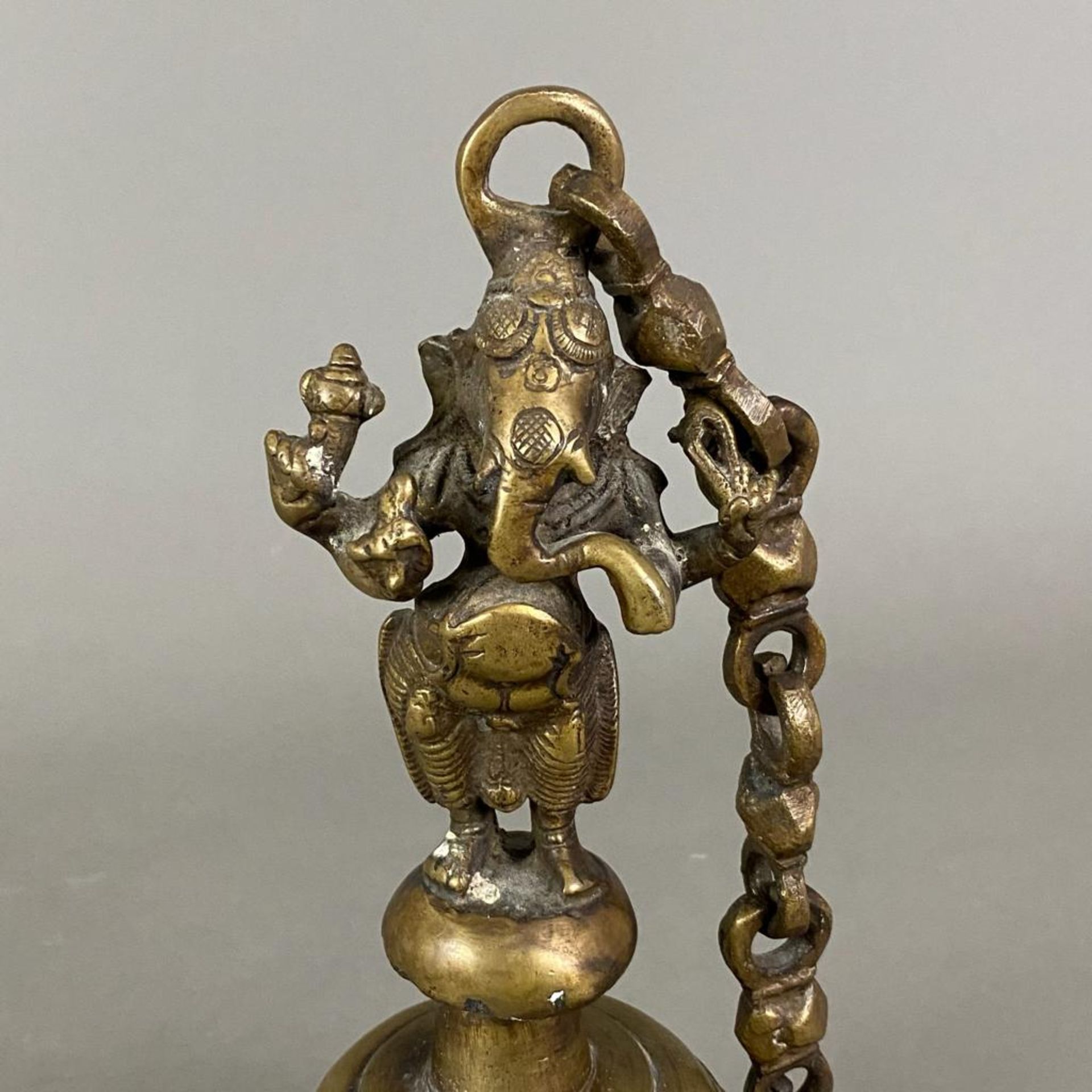 Tempelglocke mit vollrunder Ganesha-Figur als Bekrönung - Bronzelegierung, ausgestattet mit einer G - Image 2 of 6