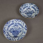 Zwei Schalen - China, Porzellan, tief gemuldete runde Form, unterglasurblau dekoriert, im Spiegel B