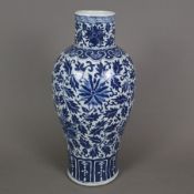 Blau-weiße Balustervase - China, späte Qing-Dynastie, Porzellan, umlaufend in Unterglasurblau bemal