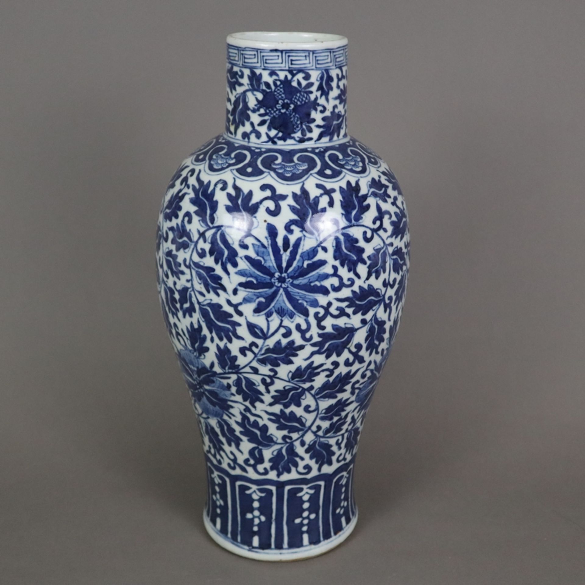 Blau-weiße Balustervase - China, späte Qing-Dynastie, Porzellan, umlaufend in Unterglasurblau bemal