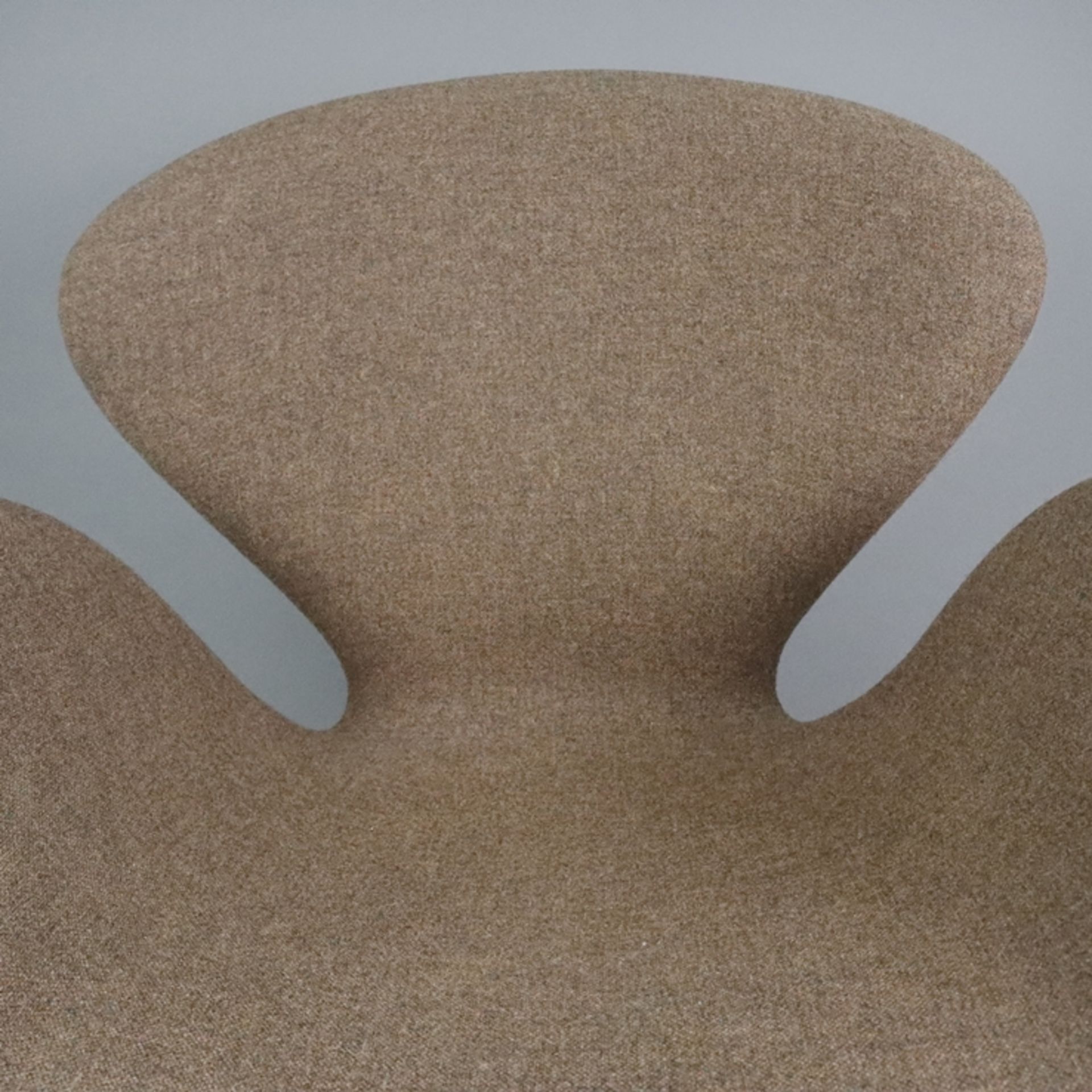 "Swan Chair" - Arne Jacobsen für Fritz Hansen, Entwurf um 1960, Aluminium-Kreuzfuß, drehbarer Mitte - Bild 3 aus 10