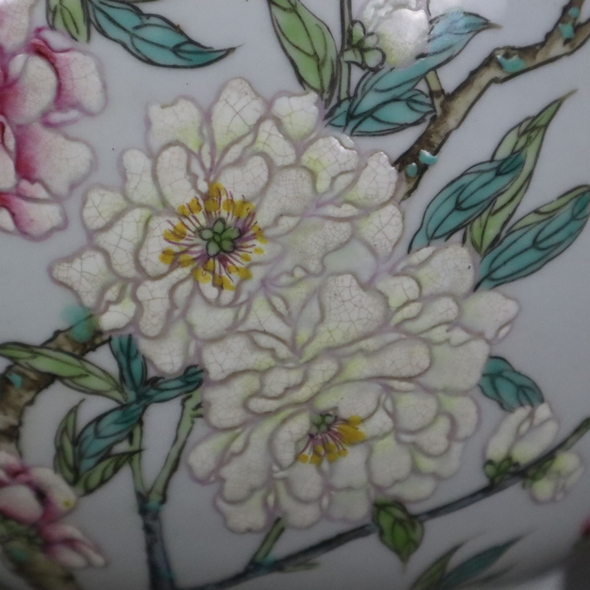 Famille Rose-Vase - China, "Yu hu chun ping"-Typus, umlaufender Dekor mit blühenden Rosenzweigen un - Bild 7 aus 9