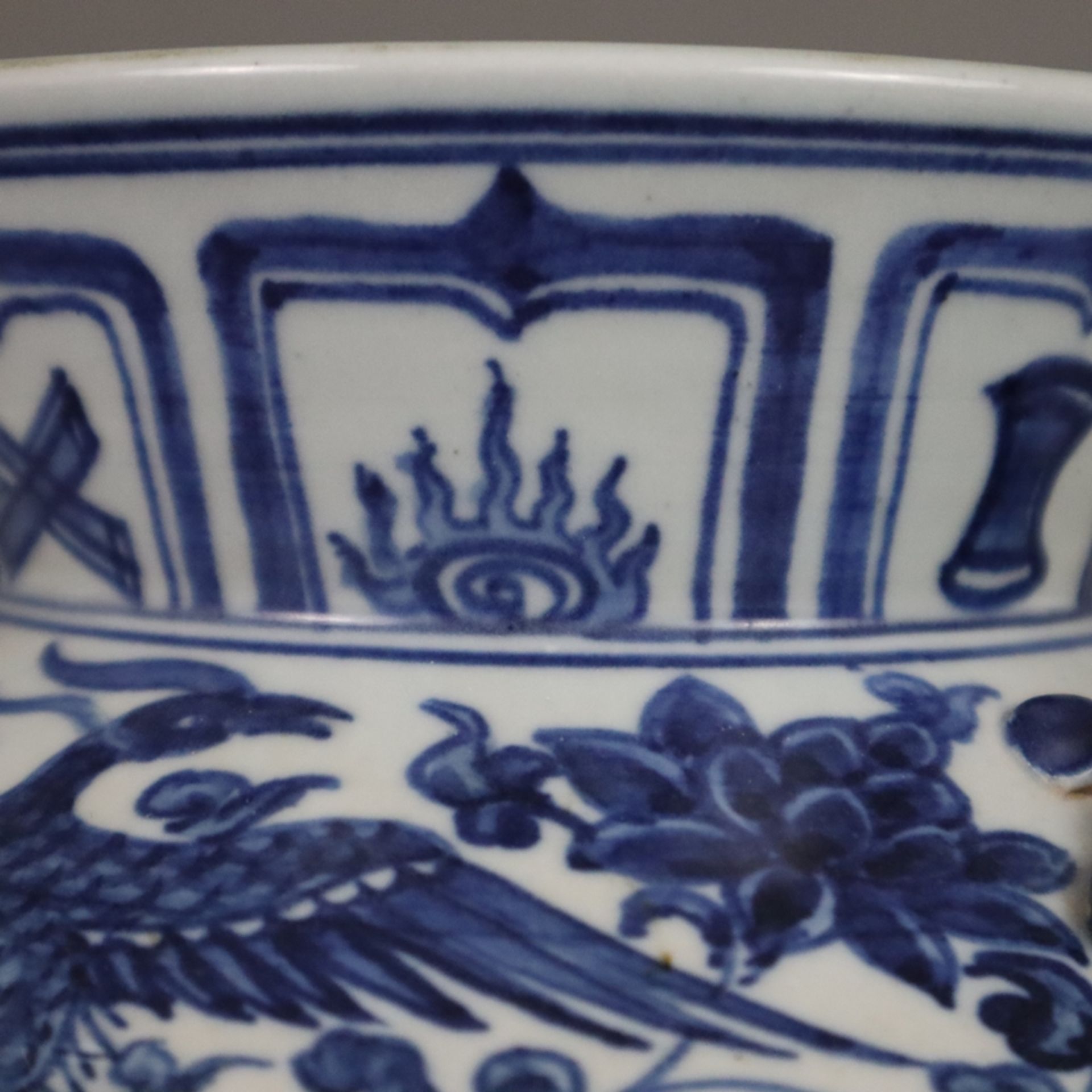 Blau-weiße Vase - Porzellan, runde gebauchte Wandung mit vollrunden Chilong-Appliken auf der abgesc - Bild 7 aus 9