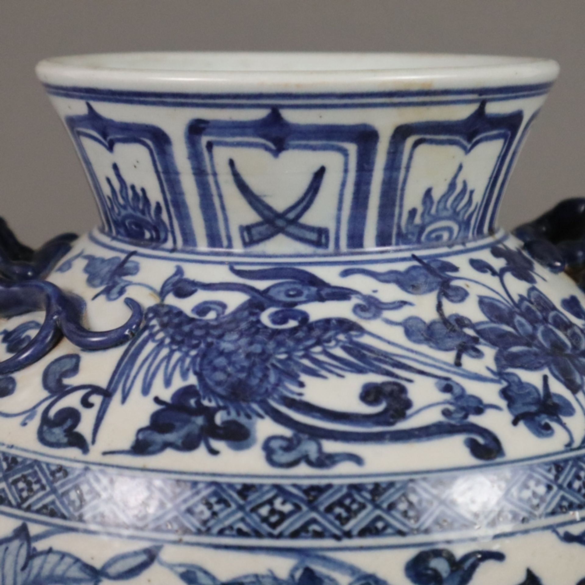 Blau-weiße Vase - Porzellan, runde gebauchte Wandung mit vollrunden Chilong-Appliken auf der abgesc - Bild 3 aus 9