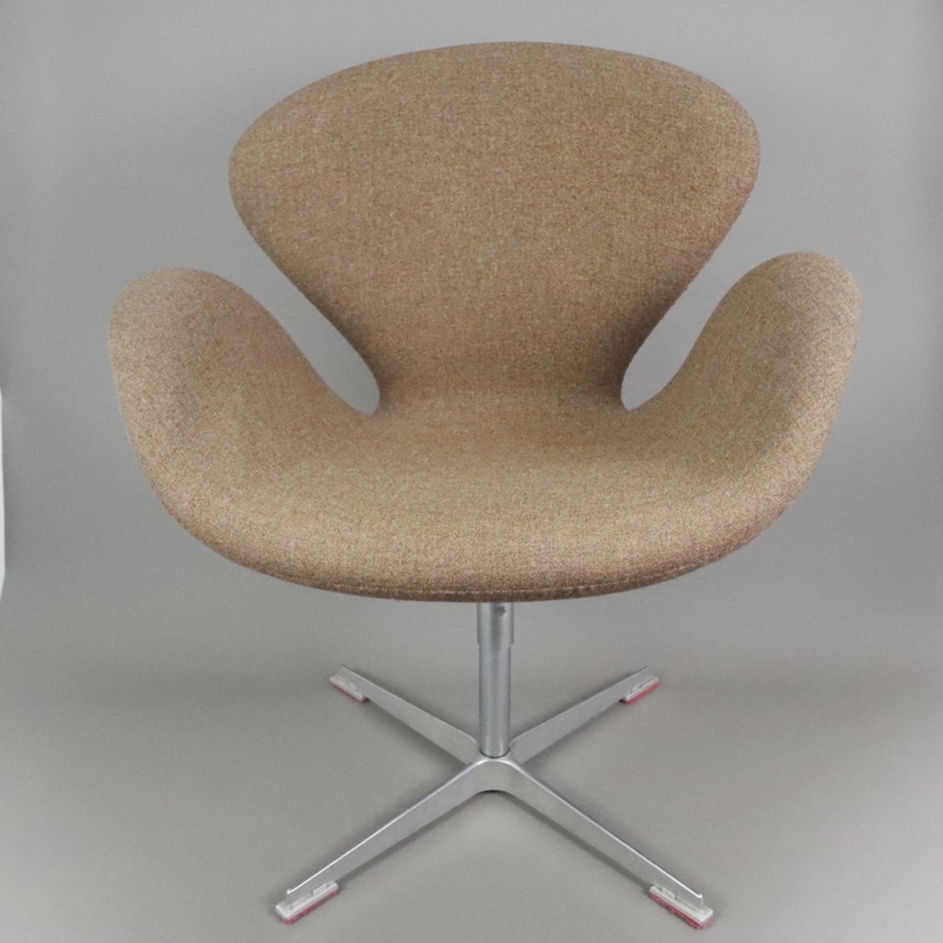 "Swan Chair" - Arne Jacobsen für Fritz Hansen, Entwurf um 1960, Aluminium-Kreuzfuß, drehbarer Mitte