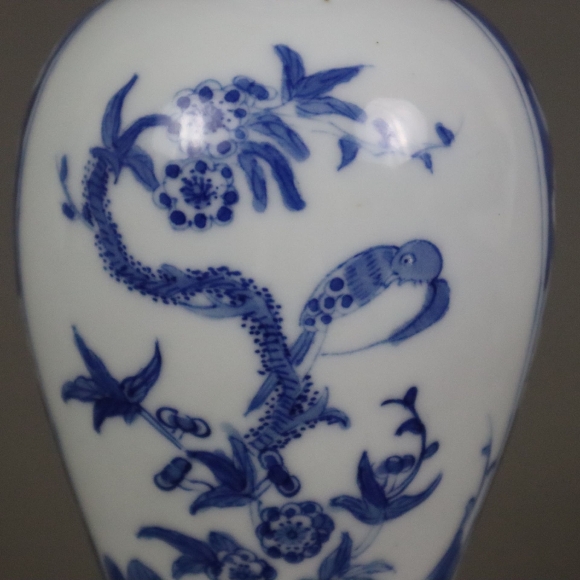 Blau-weiße Balustervase - China 20.Jh., dekoriert in Unterglasurblau mit Pflaumenblüten über gebors - Bild 4 aus 8