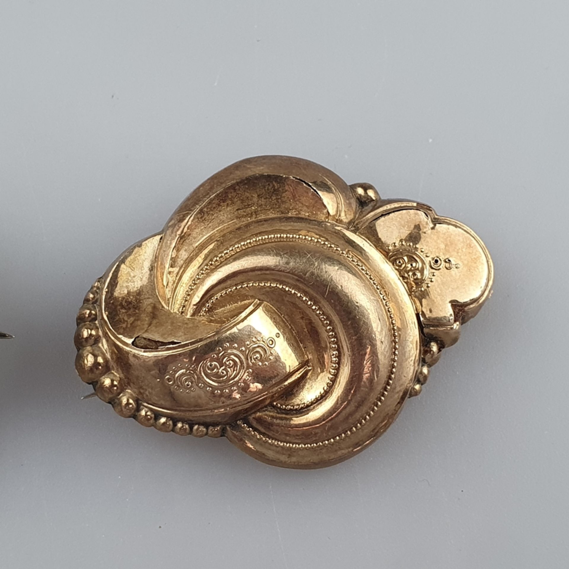 Zwei antike Broschen -19.Jh.- 1 Brosche/Anhänger, Schauseite aus Schaumgold aufwändig dekoriert, ca - Image 3 of 4