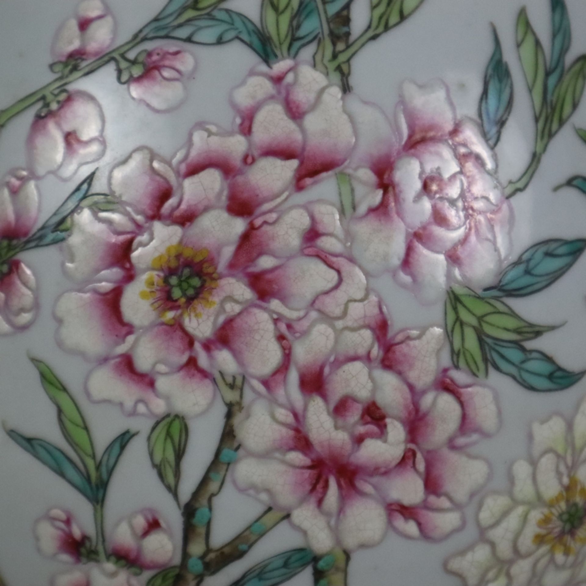 Famille Rose-Vase - China, "Yu hu chun ping"-Typus, umlaufender Dekor mit blühenden Rosenzweigen un - Bild 6 aus 9