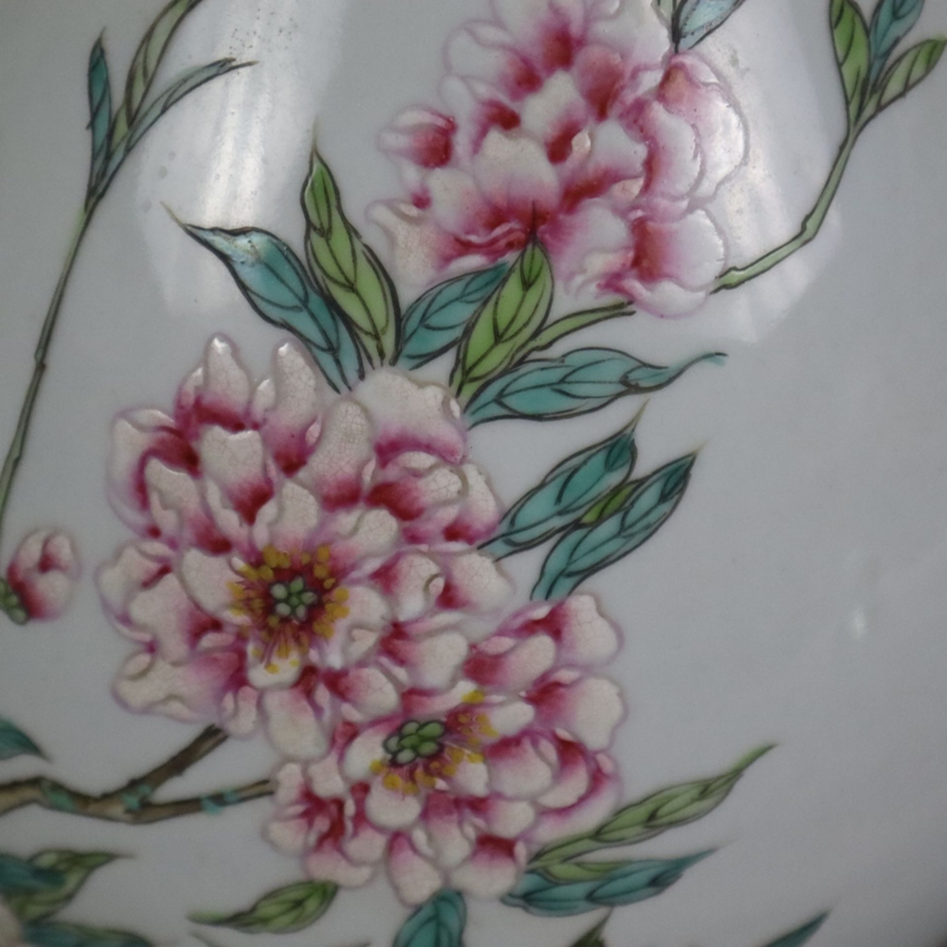 Famille Rose-Vase - China, "Yu hu chun ping"-Typus, umlaufender Dekor mit blühenden Rosenzweigen un - Bild 4 aus 9