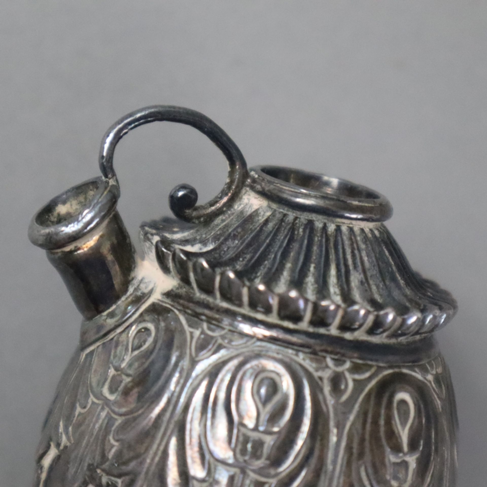 Orientalisches Hookah-Gefäß - wohl Indien, Moghul-Stil, Metall, versilbert, eiförmige Hookah-Körper - Image 4 of 5
