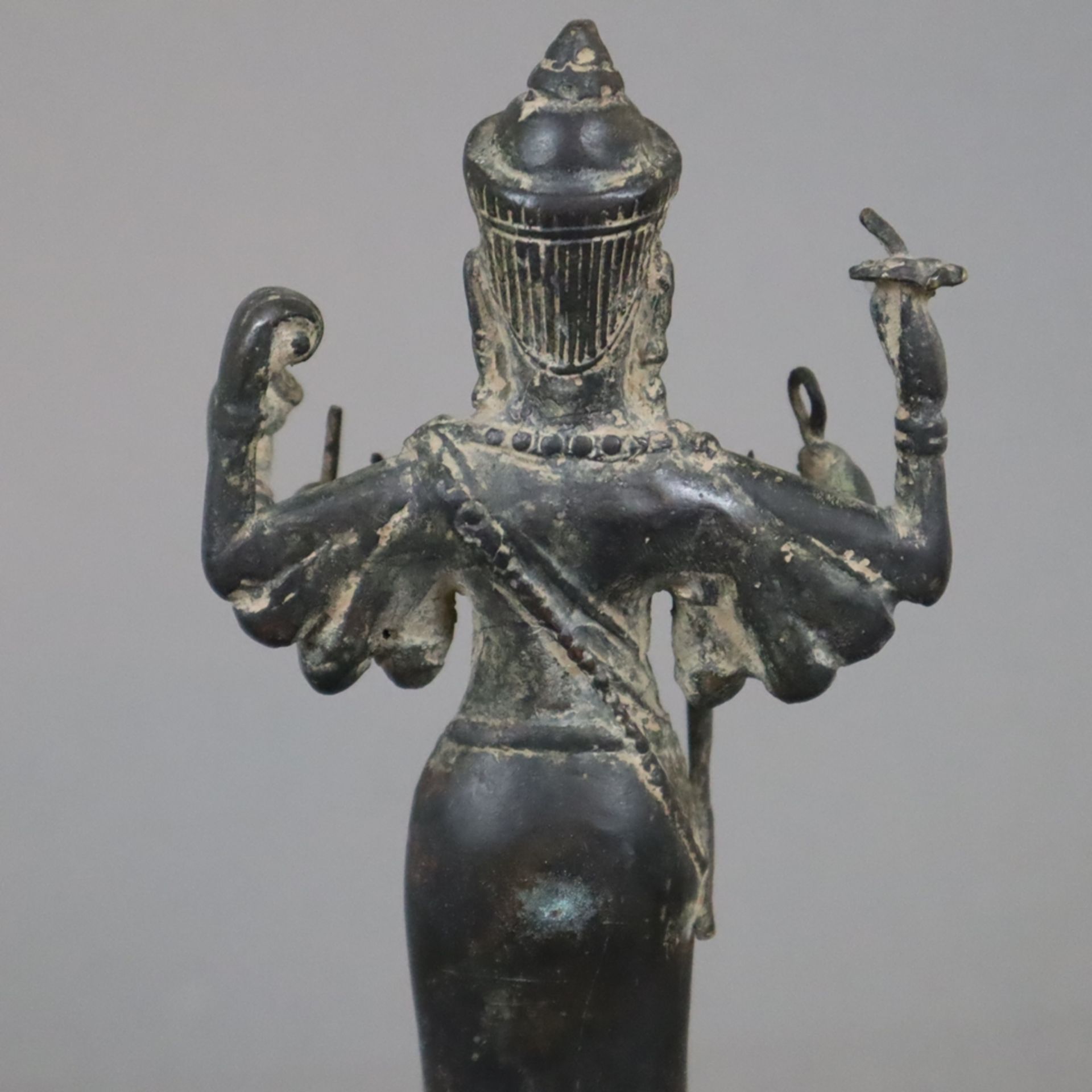 Bronzefigur einer Khmer-Gottheit - wohl Lokeshvara bzw. Shiva, im Angkor-Stil, Bronze auf Holzsocke - Bild 7 aus 7