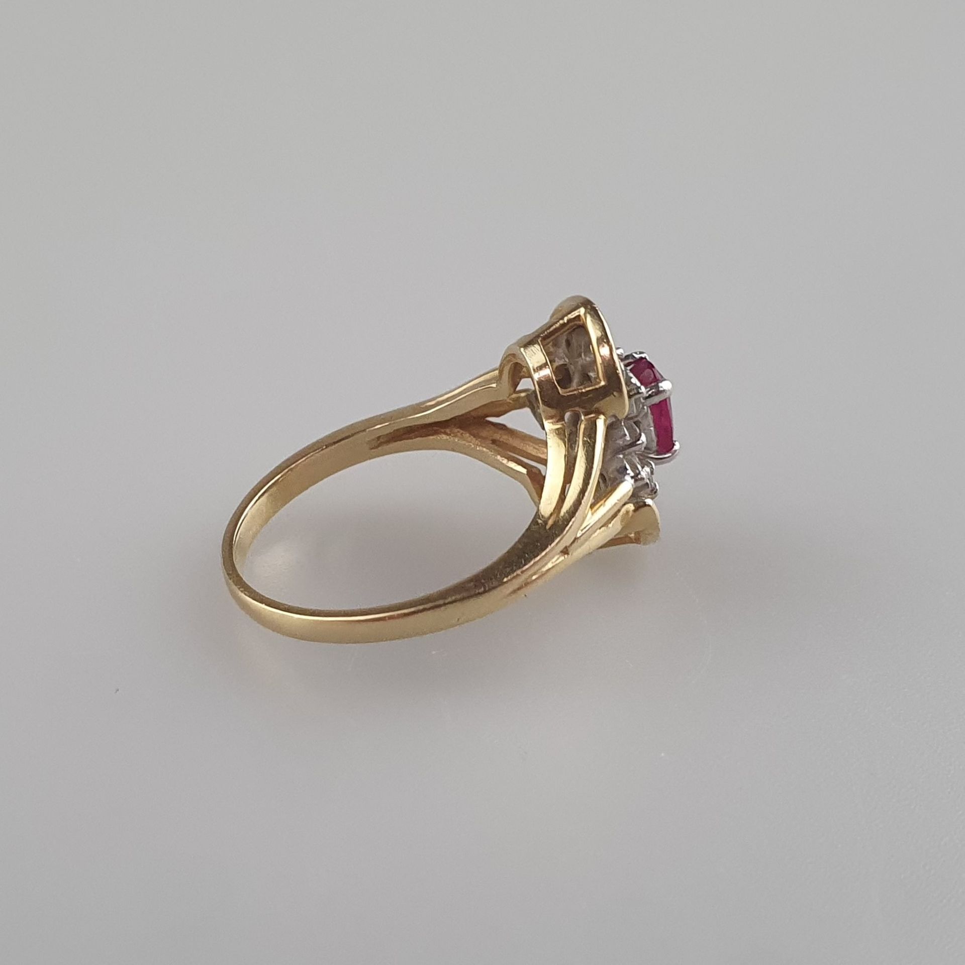 Diamant-Rubin-Ring - Gelbgold 585/000, gestempelt 14K, durchbrochener floraler Ringkopf von ca. 15 - Image 3 of 6