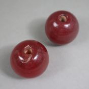 Zwei große Perlen mit mittiger Durchbohrung - China, Anhänger aus rotem Pekingglas, Dm.ca. 3 cm, Ge
