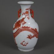 Drachenvase - China, späte Qing-Dynastie, Balusterform mit Schmetterlingshandhaben, auf der Wandung