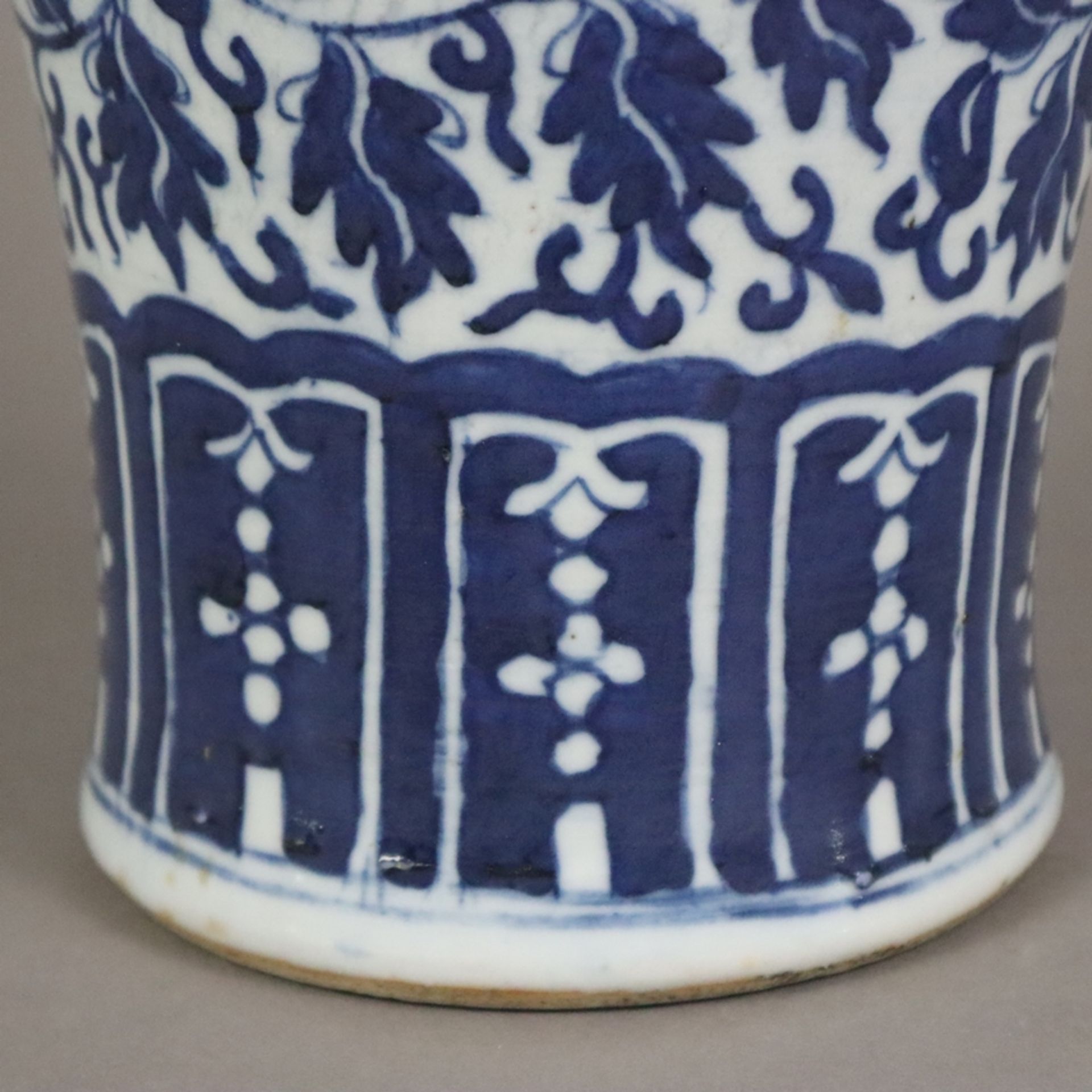 Blau-weiße Balustervase - China, späte Qing-Dynastie, Porzellan, umlaufend in Unterglasurblau bemal - Bild 8 aus 9