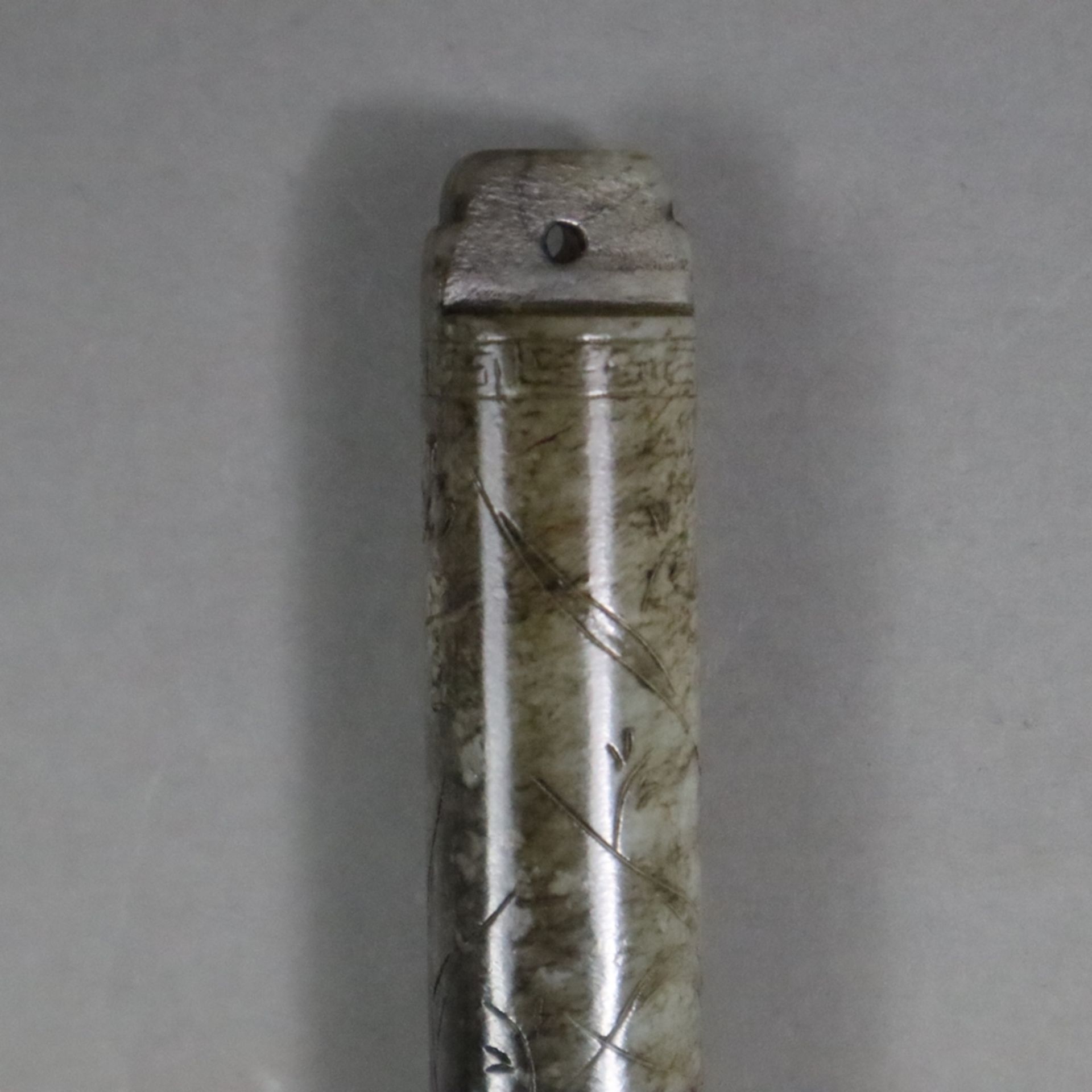 Jade-Fächergriff - China um 19./20.Jh., weiß-bräunliche Jade, röhrenförmig, umlaufend mit vegetabil - Bild 2 aus 5
