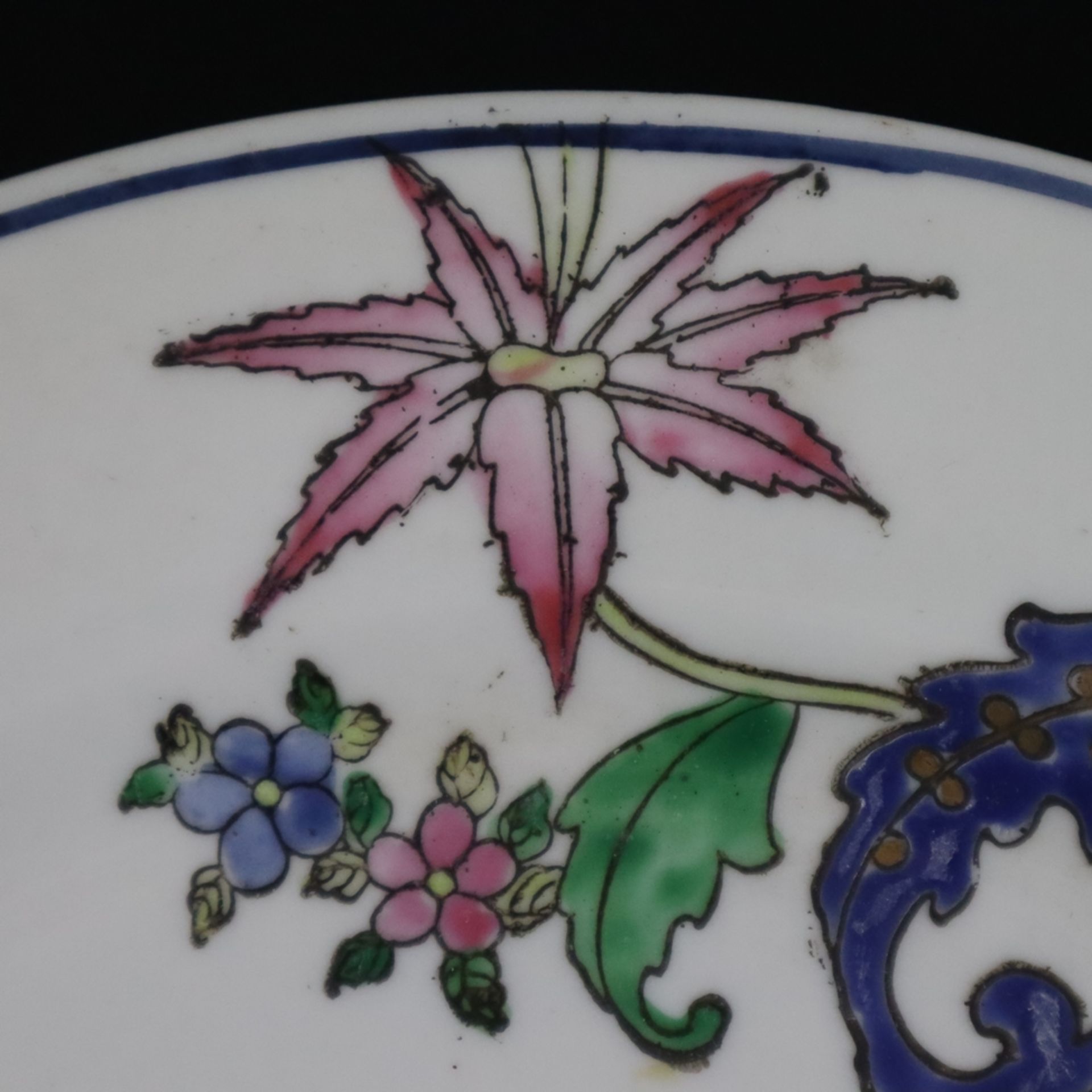 Satz von 3 Famille-Rose-Tellern mit „Pseudo-Tabakblatt“-Dekor - China, Republik-Zeit, unterseitig a - Bild 5 aus 8