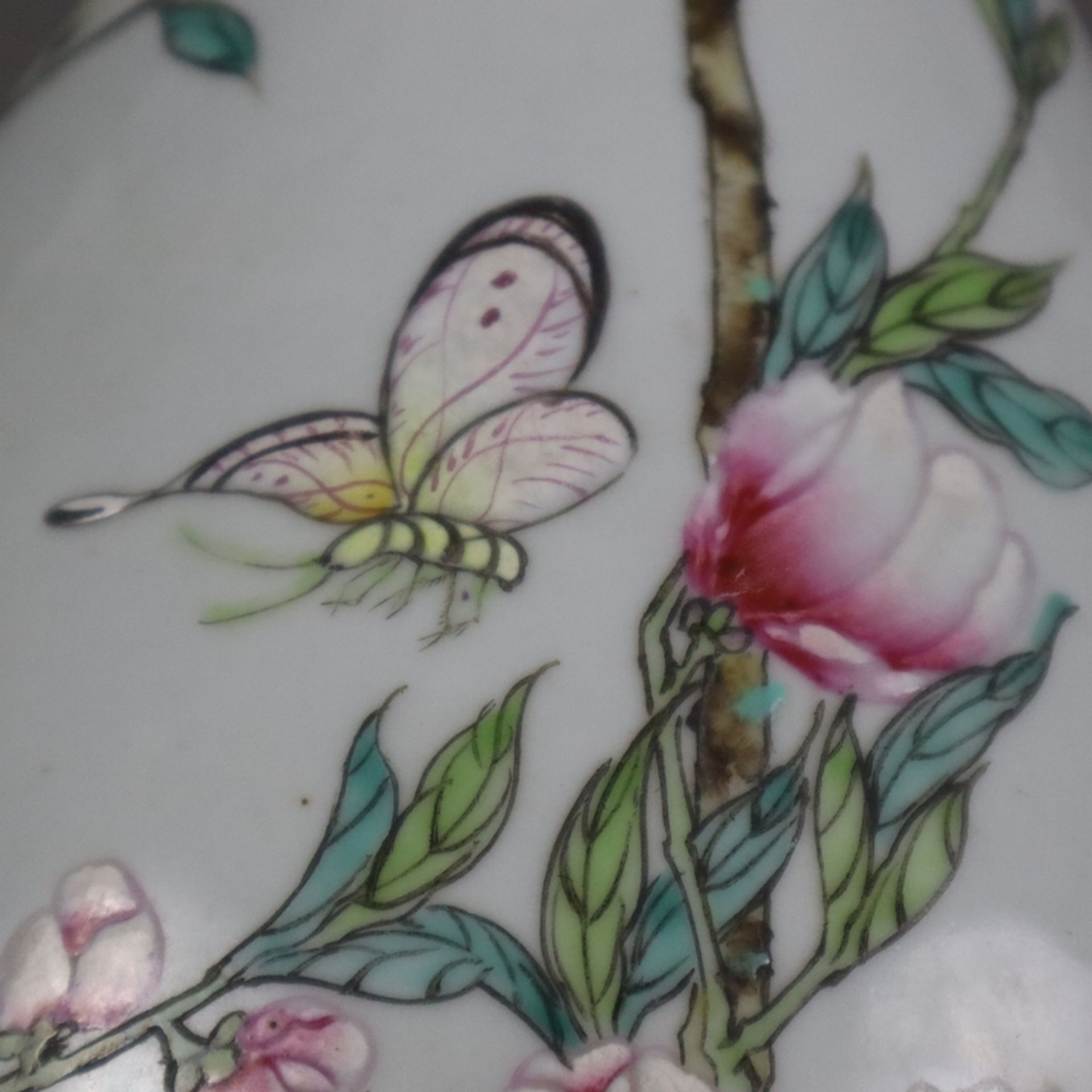 Famille Rose-Vase - China, "Yu hu chun ping"-Typus, umlaufender Dekor mit blühenden Rosenzweigen un - Bild 5 aus 9