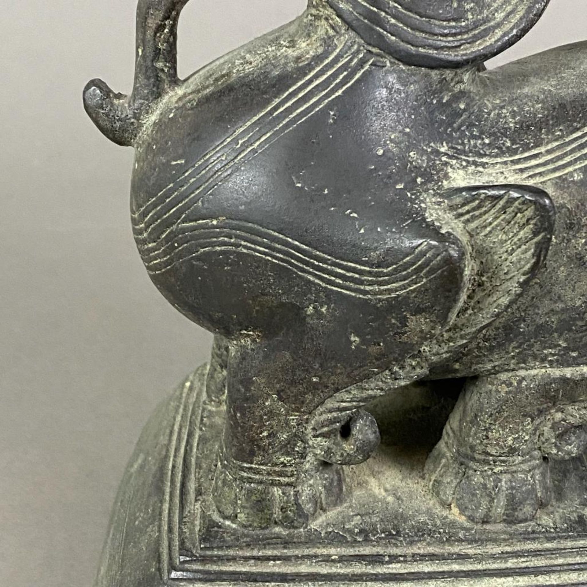 Sehr schweres großes Opiumgewicht - in Gestalt eines sitzenden Chinthe (mythischer Leogryph) auf ki - Bild 4 aus 9