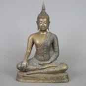 Buddha Maravijaya - Thailand, Bronzelegierung, in sattvasana auf Sockel mit floralem Fries, die rec